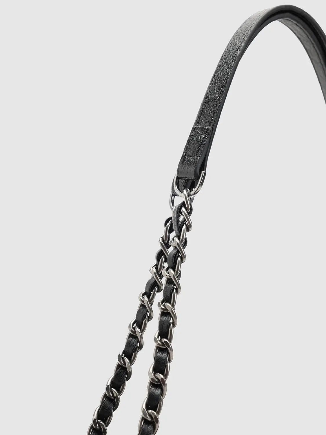 Chain-hardware faux leather shoulder bag strap in black with silver chain links