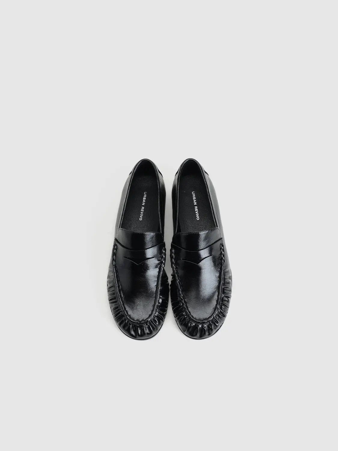 Urban Revivo Fashion flats in black leather with moccasin-style stitching