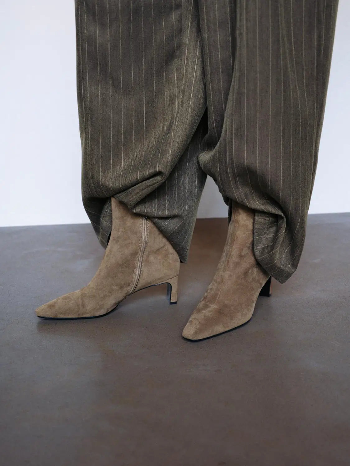 Pair of boots mid-calf taupe suede with pointed toe and side zipper, block heel