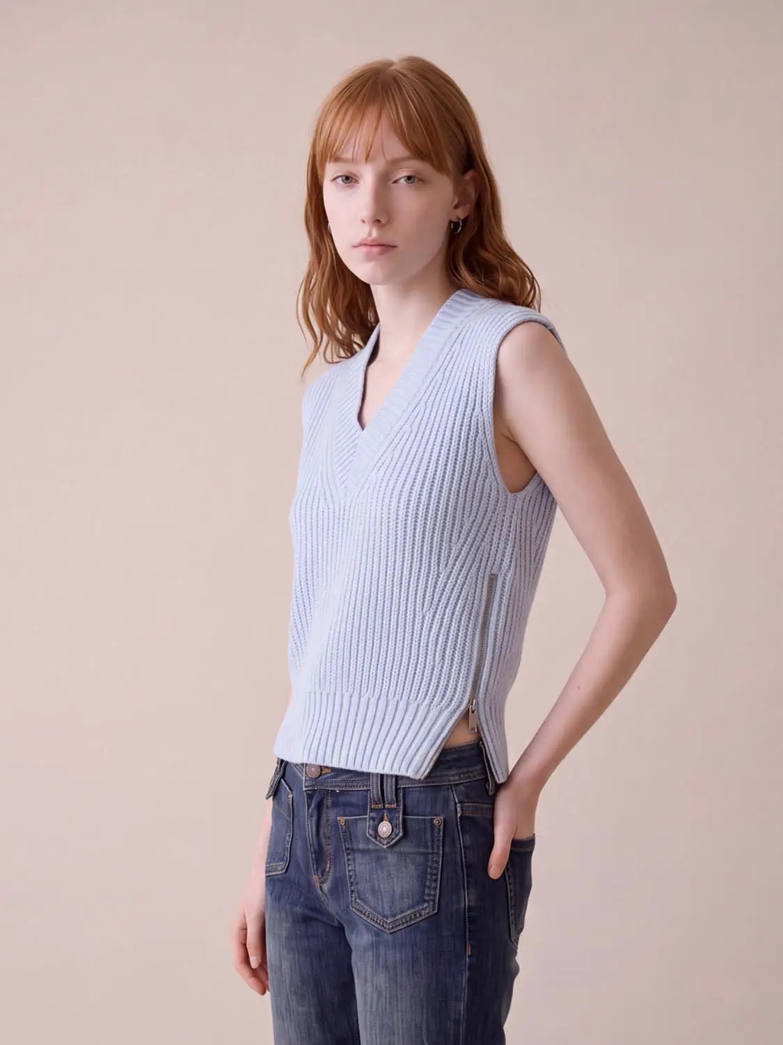 Loose V-neck knitted vest in light blue with ribbed hem and side vents, Urban Revivo Fashion