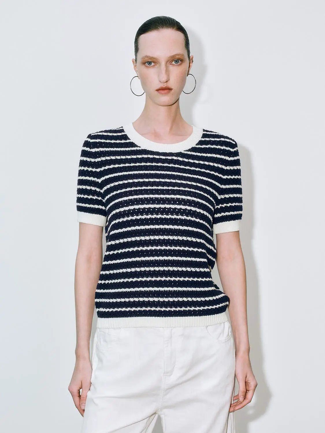 Round-neck striped knit cotton T-shirt with navy and white stripes, short sleeves and white rib trims
