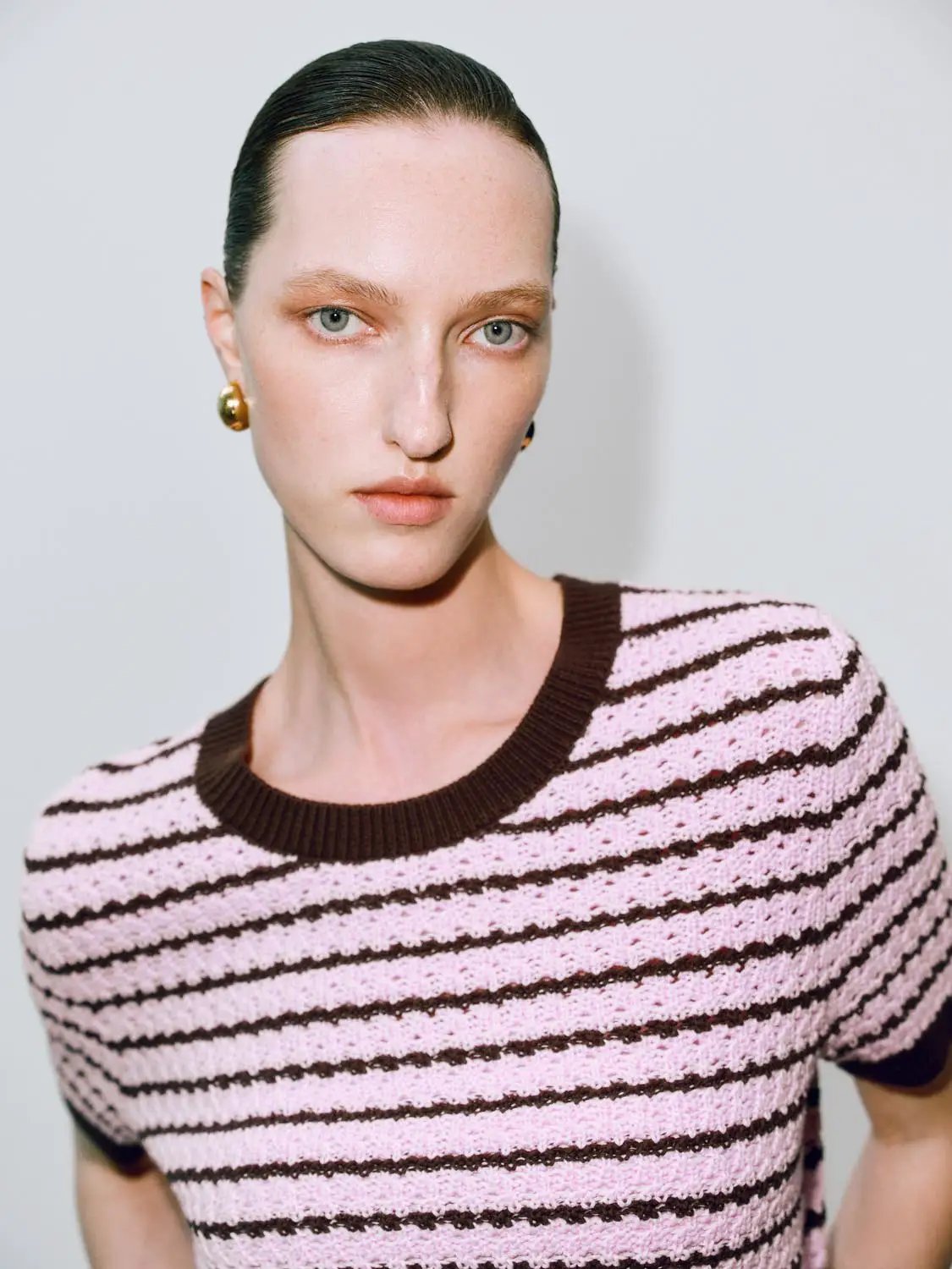Round-neck striped knit cotton T-shirt in pink and brown with short sleeves.