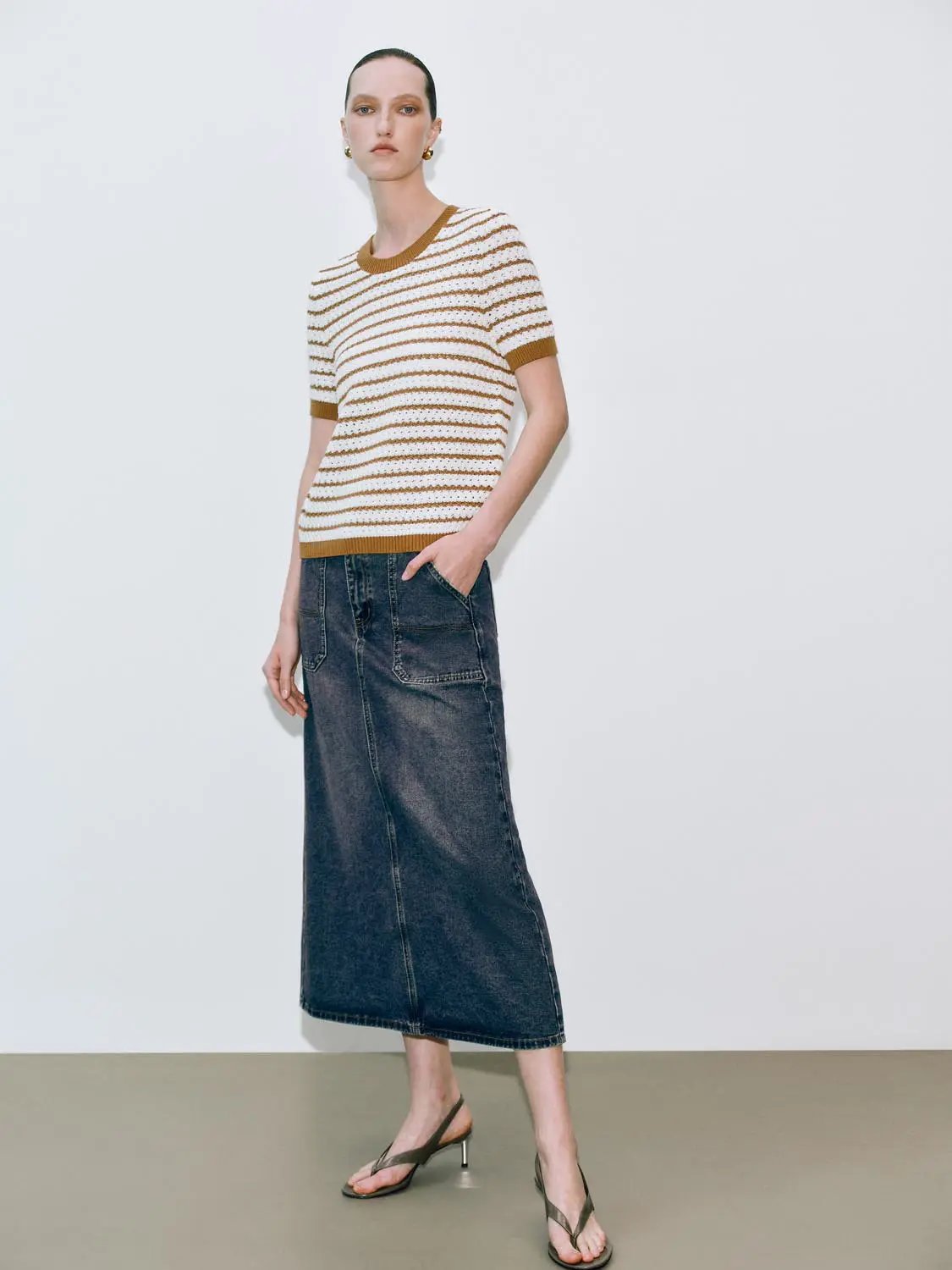 Round neck striped knit cotton T-shirt with short sleeves in cream and camel stripes, brown trims