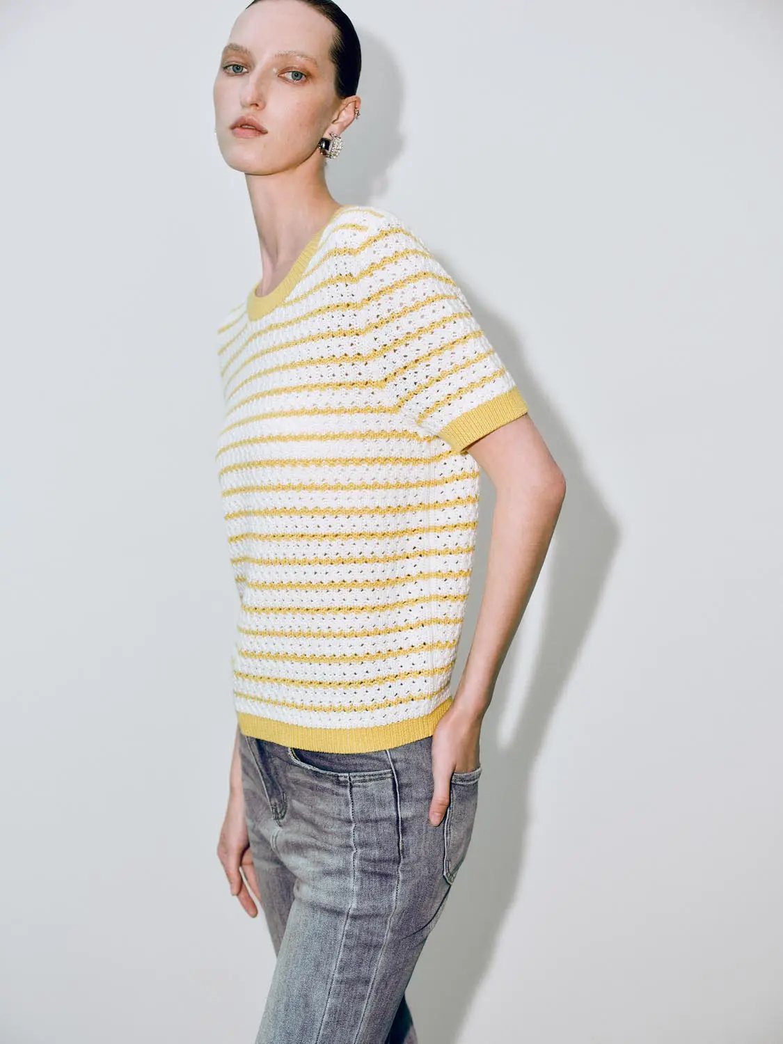 Round neck striped knit cotton T-shirt; white with yellow stripes, short sleeves
