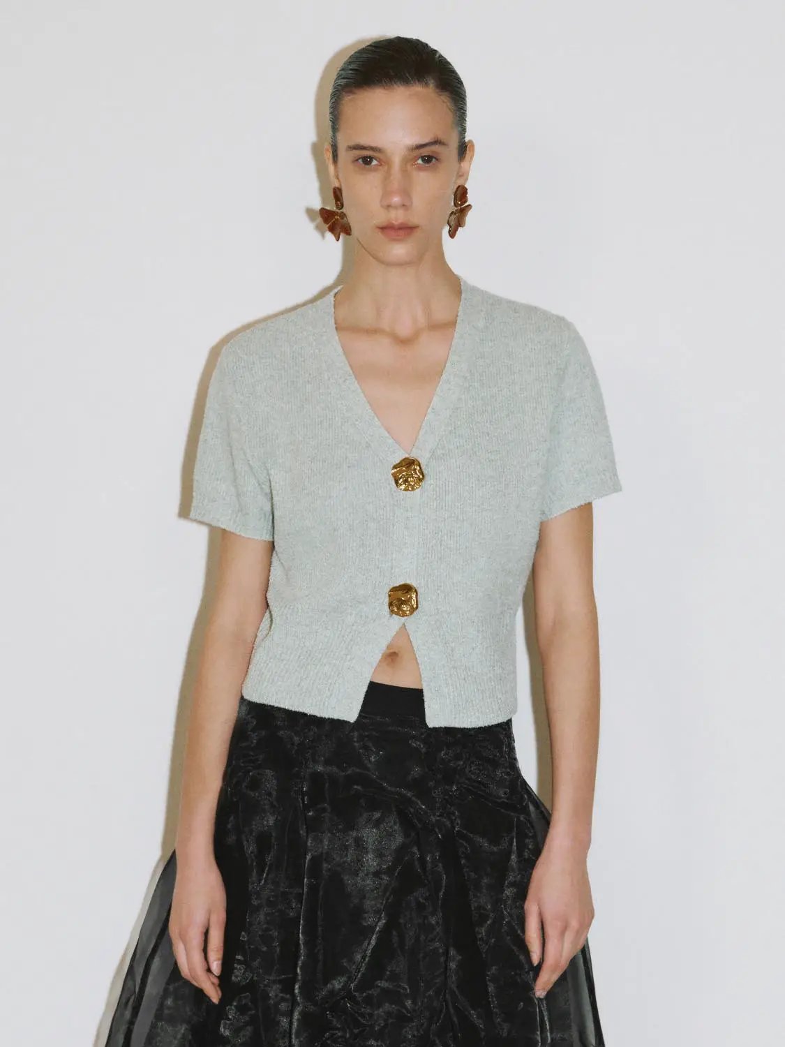 Short sleeve knitted cardigans in light gray, cropped with V-neck and two gold buttons by Urban Revivo Fashion.