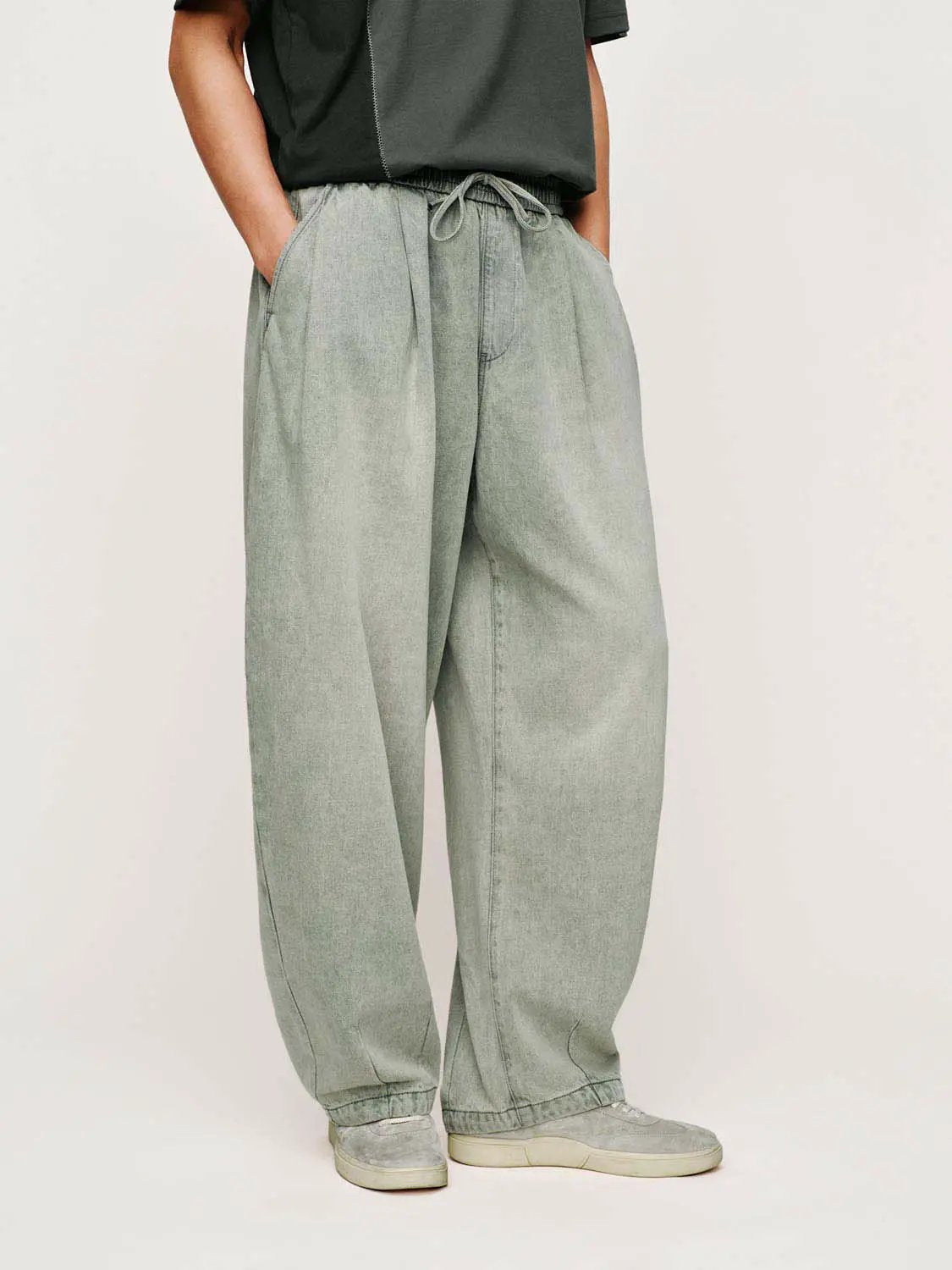 Denim jeans in a light gray wash with drawstring waist and relaxed, wide-leg fit; Urban Revivo Fashion.