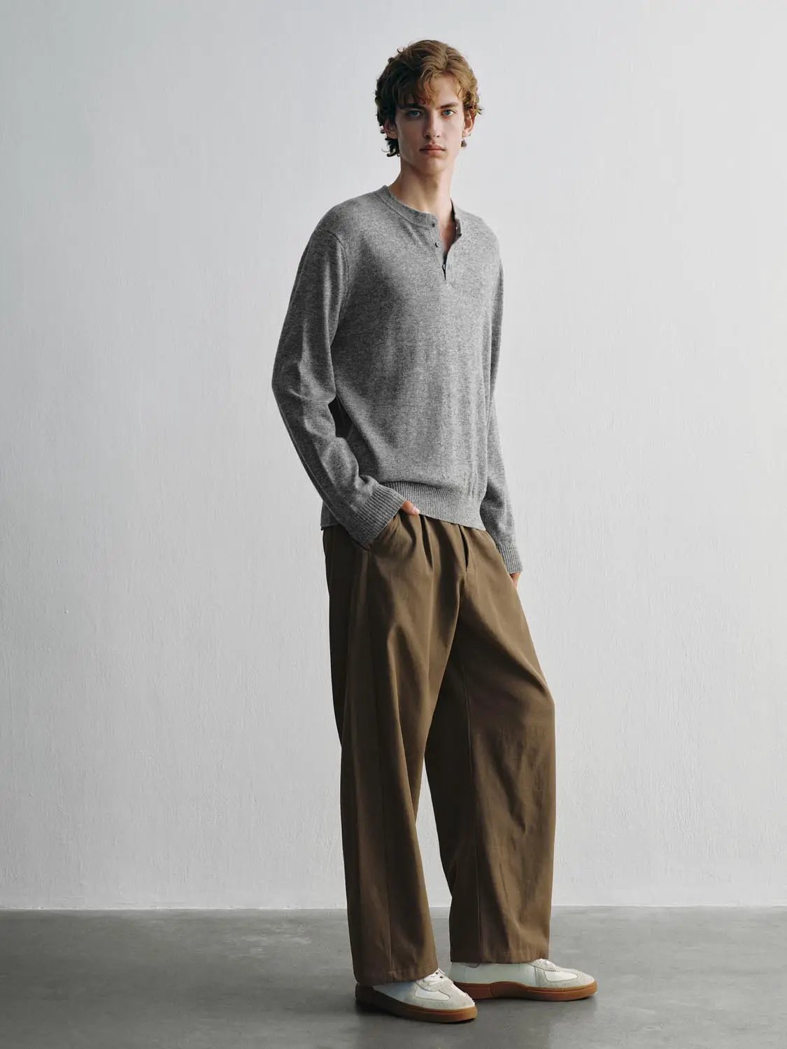 Knit T-Shirt, gray knitted fabric; worn by a male model in brown trousers