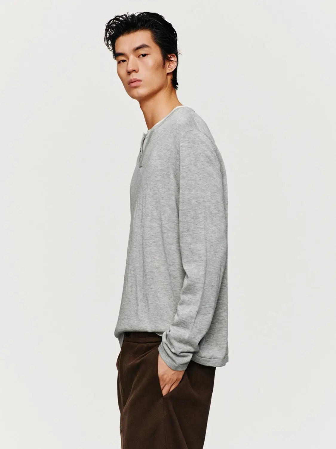 Knit T-Shirt in light gray knit fabric by Urban Revivo Fashion; long sleeves.