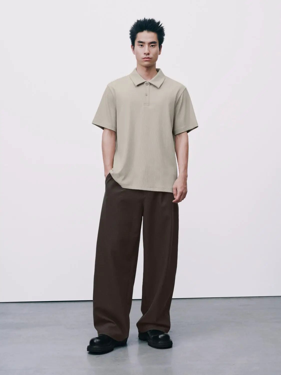 Polo shirt Urban Revivo Fashion beige short-sleeve with collar worn by male model paired with dark brown wide-leg pants