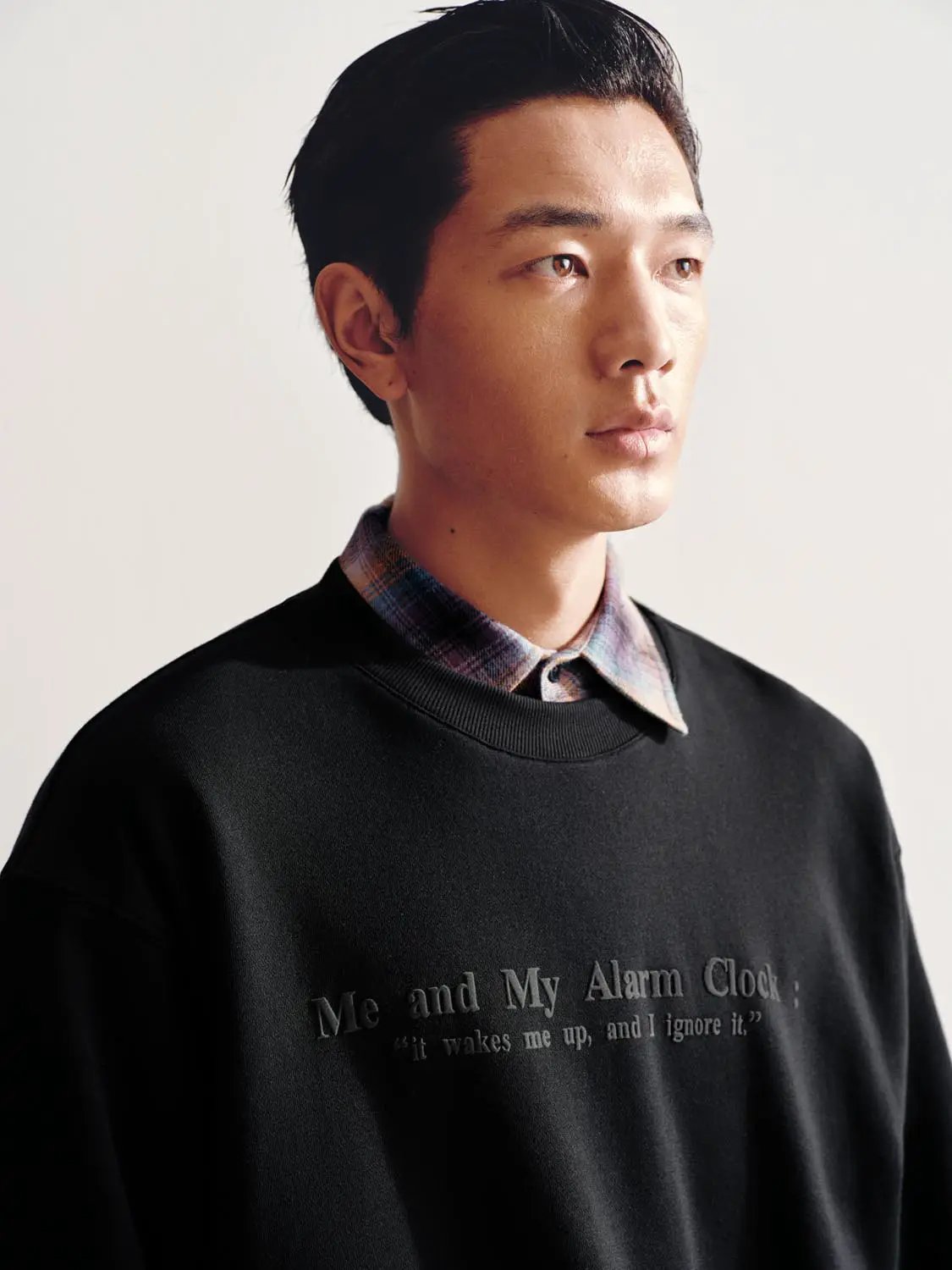Sweatshirt black with front graphic text Me and My Alarm Clock, Urban Revivo Fashion