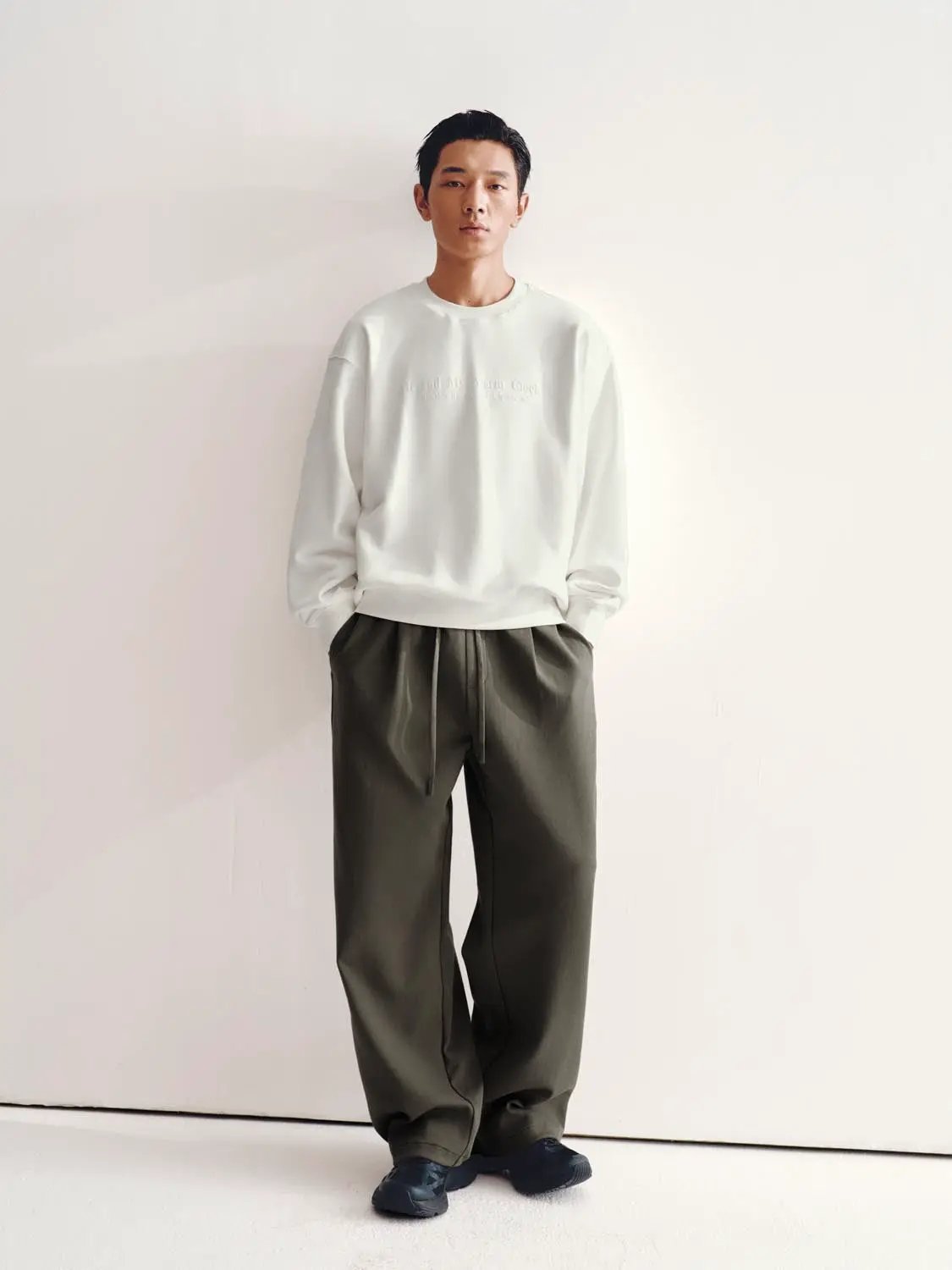 Sweatshirt by Urban Revivo Fashion, white oversized relaxed crewneck on model with olive-green trousers.