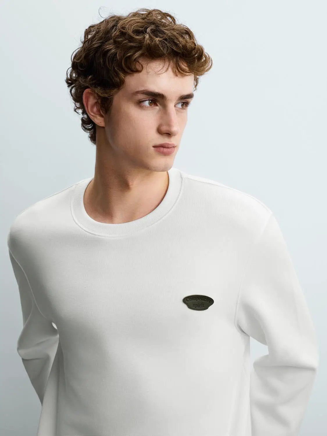 Sweatshirt white Urban Revivo Fashion with metal chest logo badge.