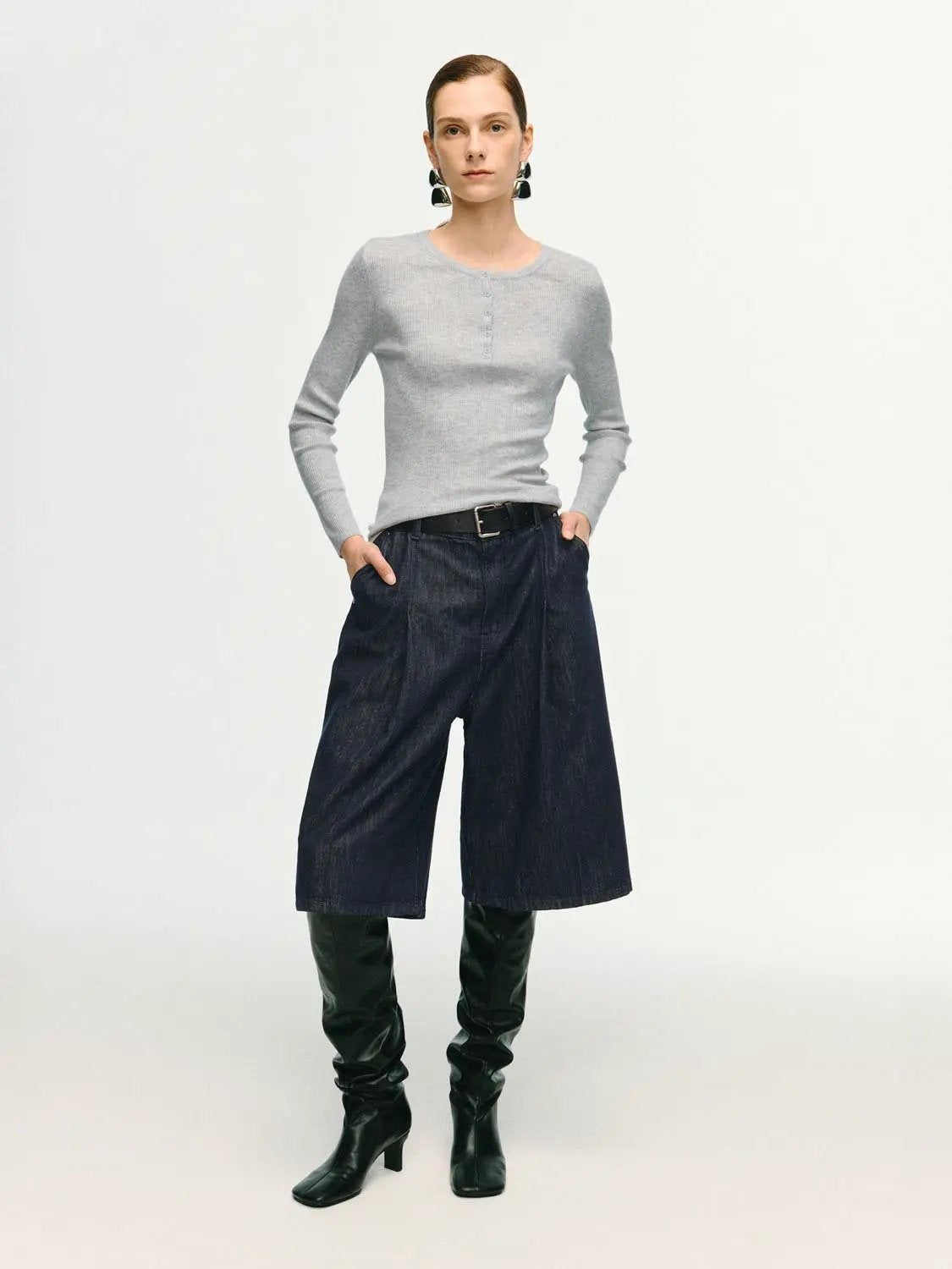 Slim Ribbed Button Front Long Sleeve T‑Shirt in light gray knitted fabric