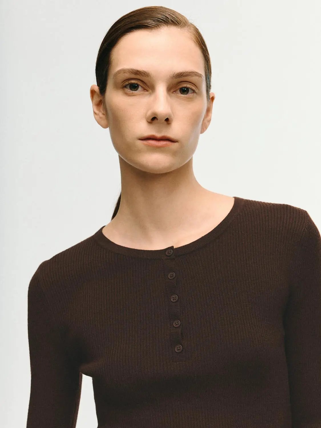 Slim ribbed button-front long-sleeve T-shirt in brown knit fabric