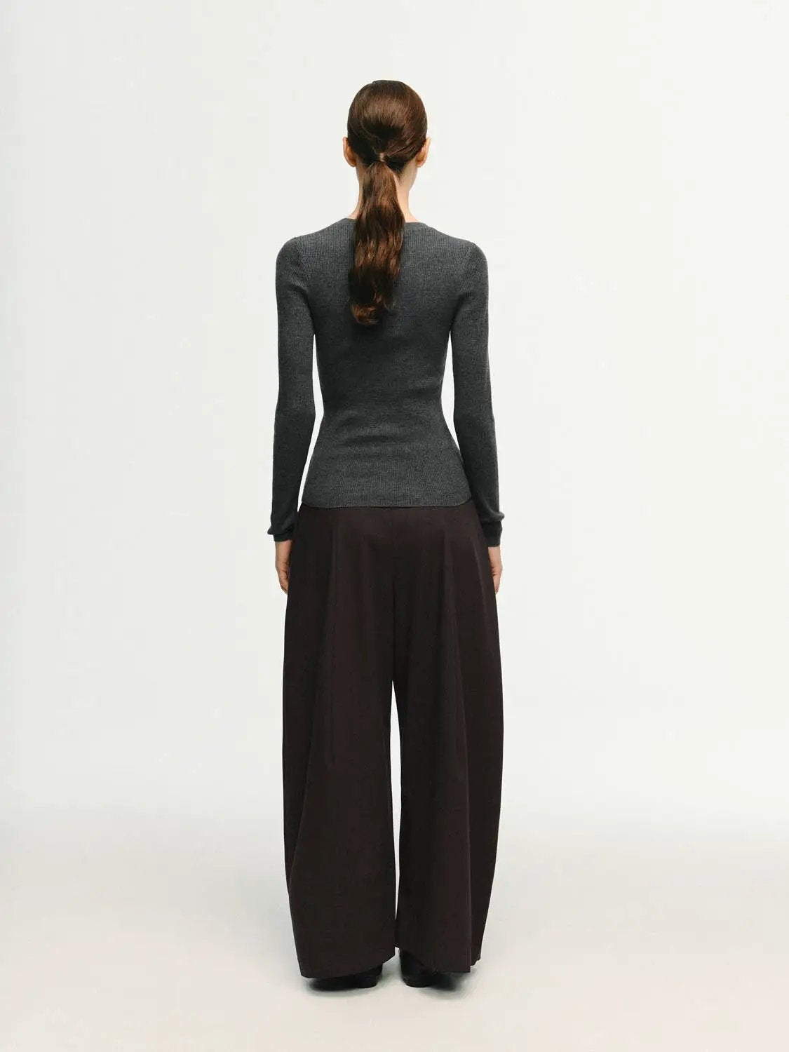 Ribbed fitted long-sleeve crew-neck t-shirt, gray knit worn by model