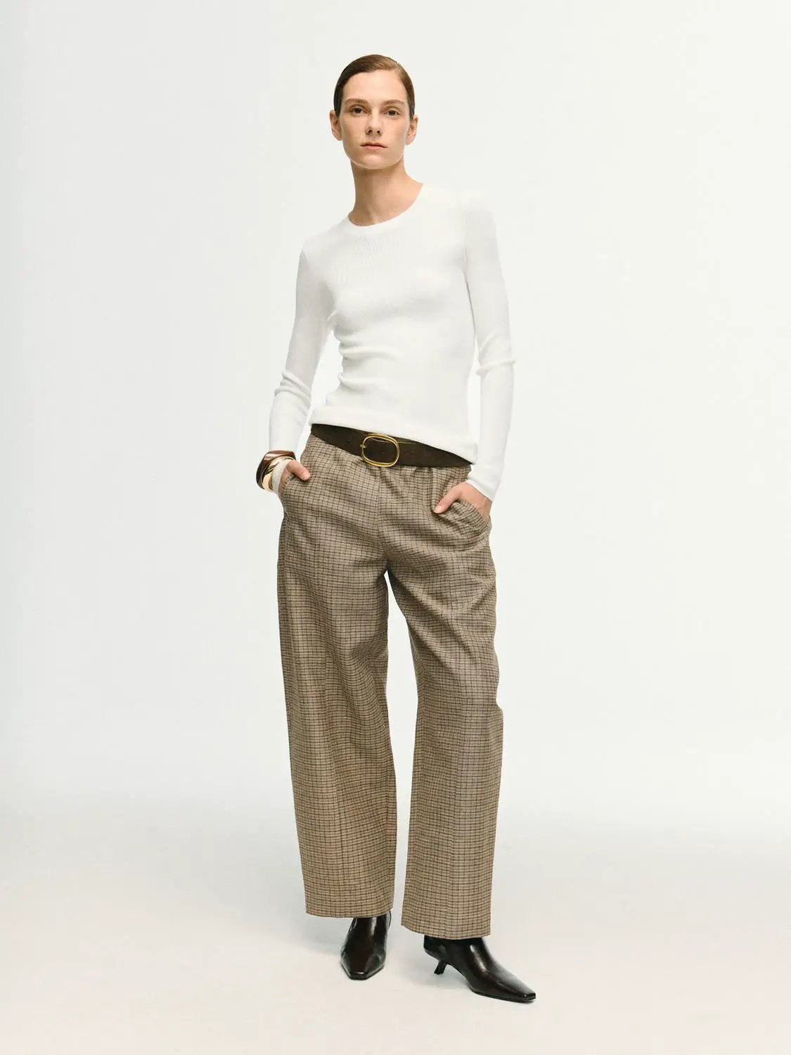 Ribbed fitted long-sleeve crew-neck T-shirt in white knit fabric.