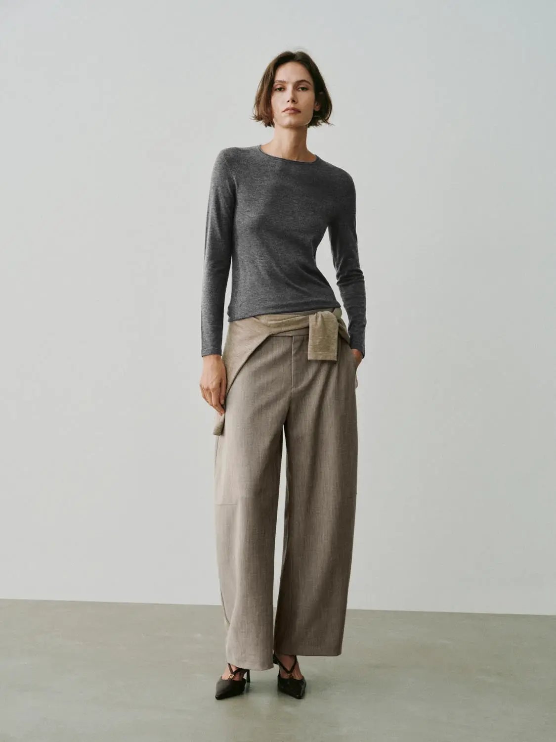 Knit T-Shirt by Urban Revivo Fashion in dark gray, worn with beige wide-leg trousers