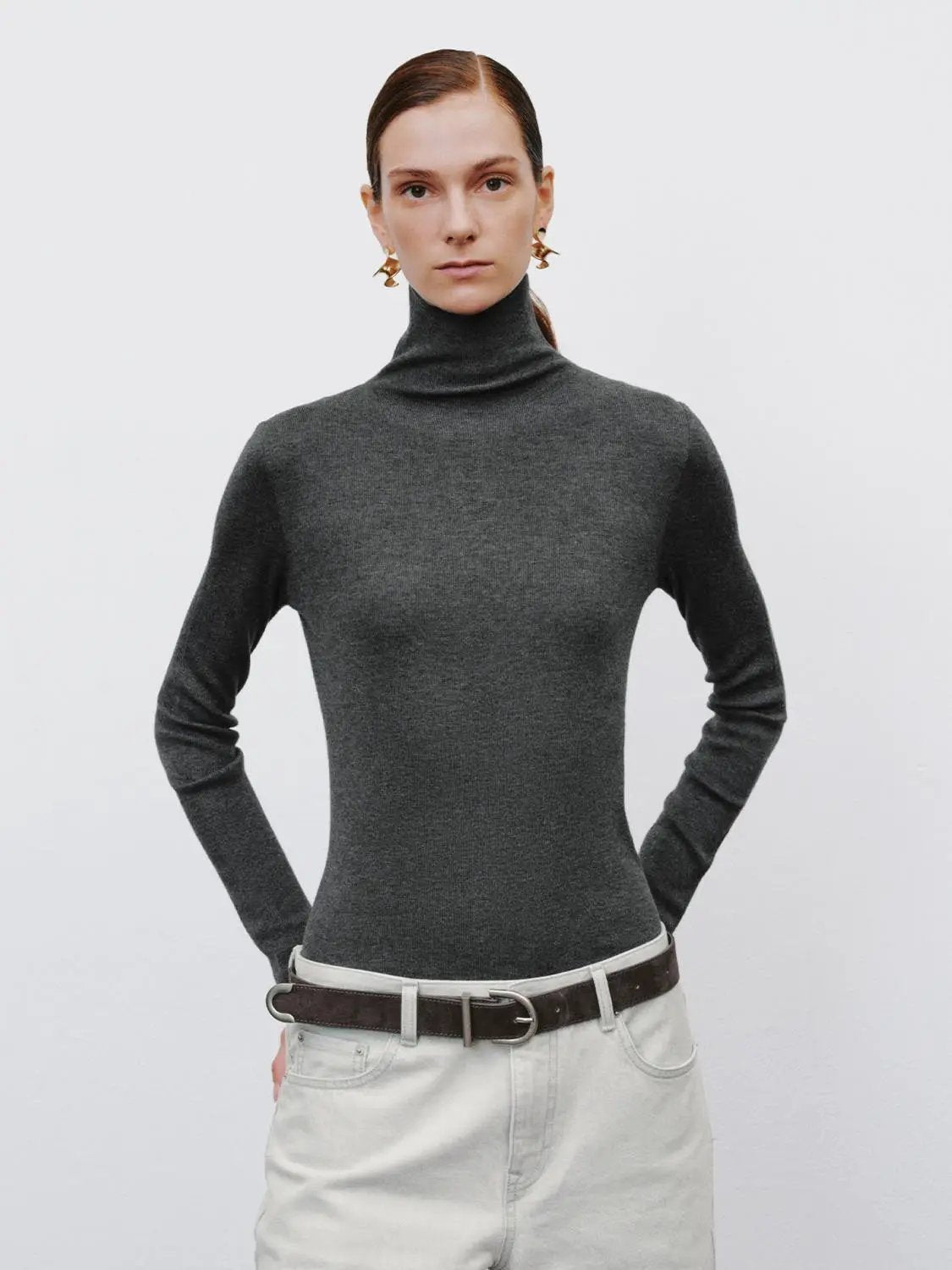 Ribbed fitted mock-neck long-sleeve sweater in dark gray knit