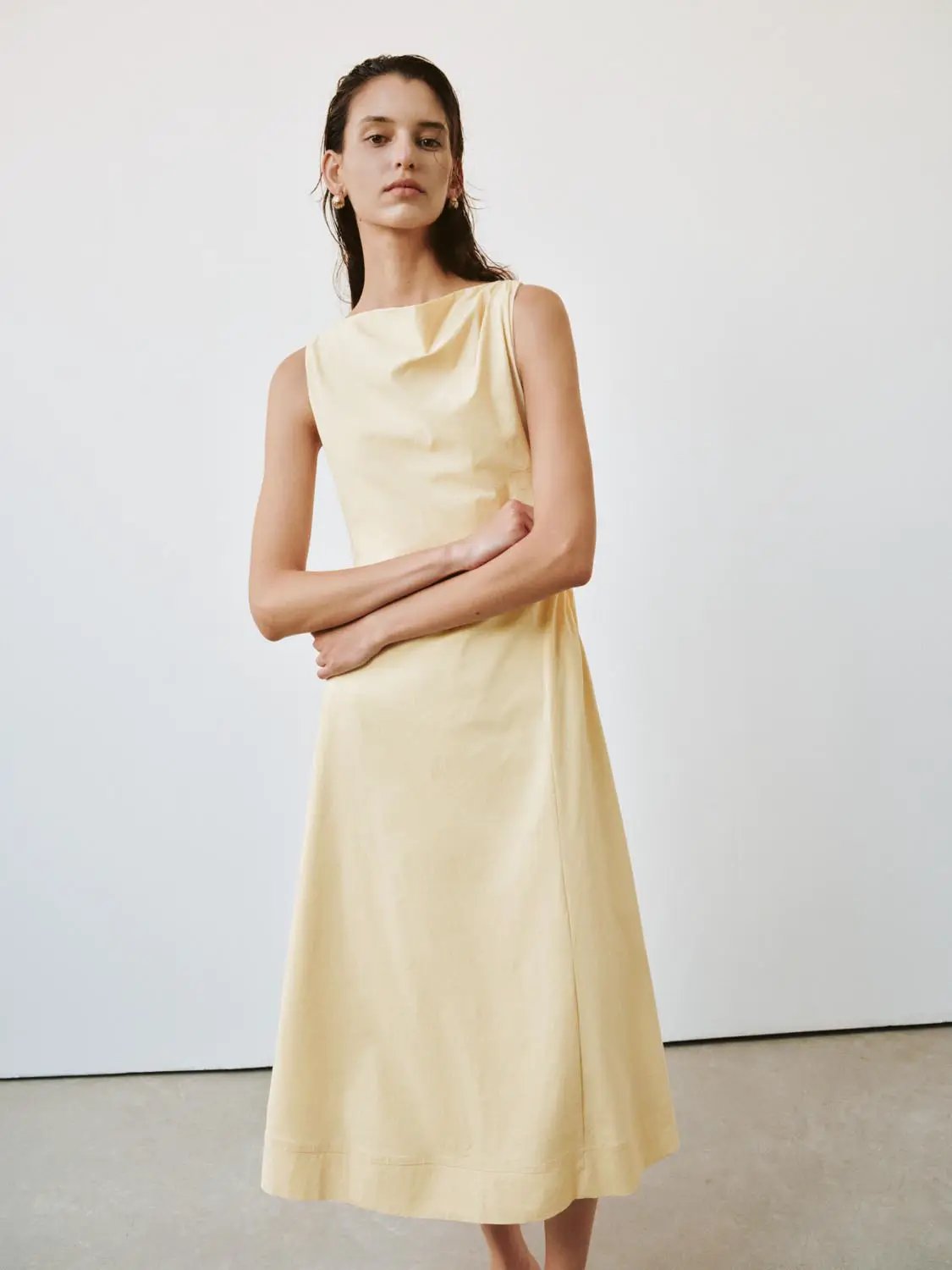 Ärmelloses A-Linien-Midikleid aus Leinenmischgewebe mit Drapierung und Wasserfallausschnitt