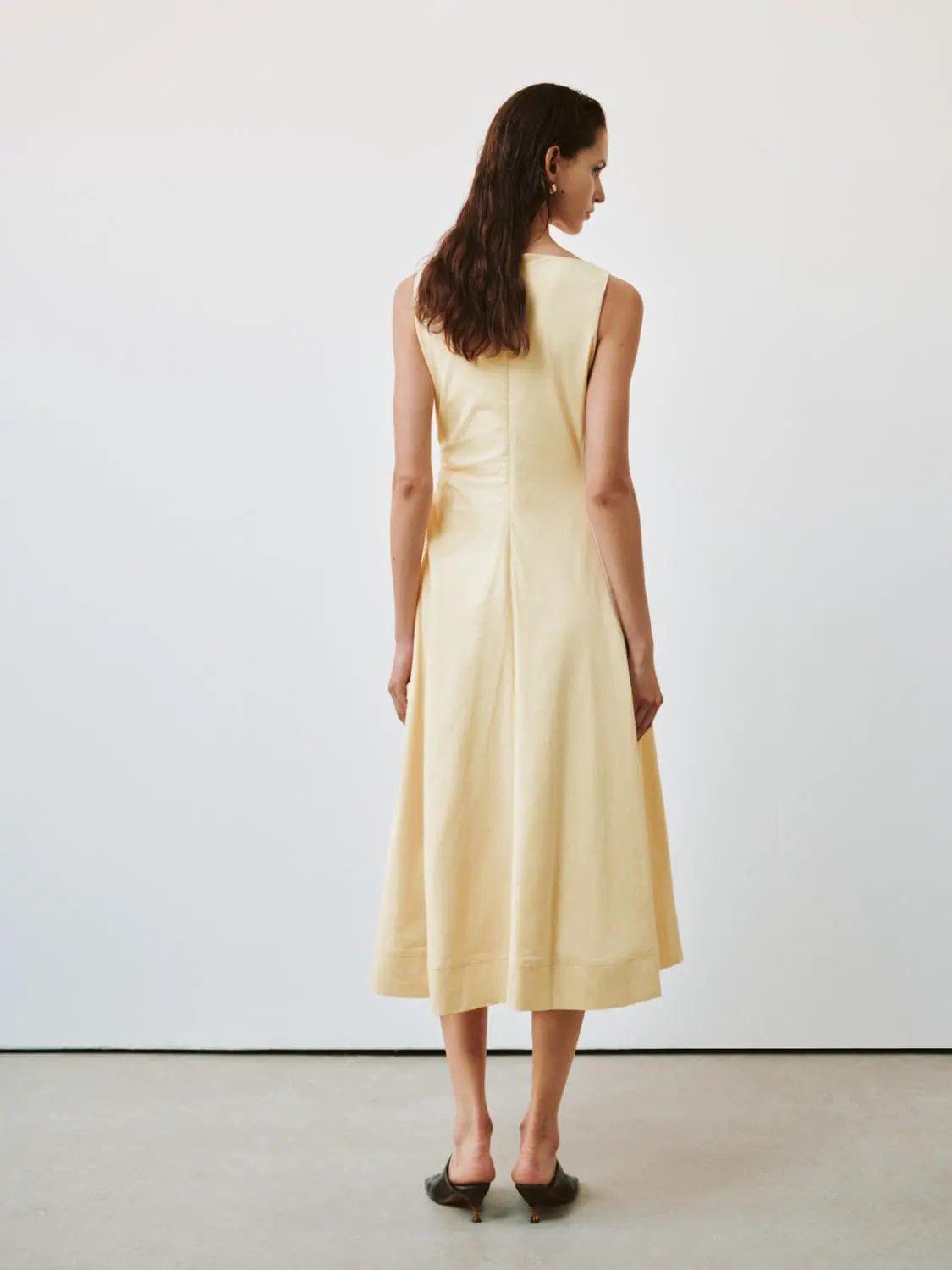 Ärmelloses A-Linien-Midikleid aus Leinenmischgewebe mit Drapierung und Wasserfallausschnitt
