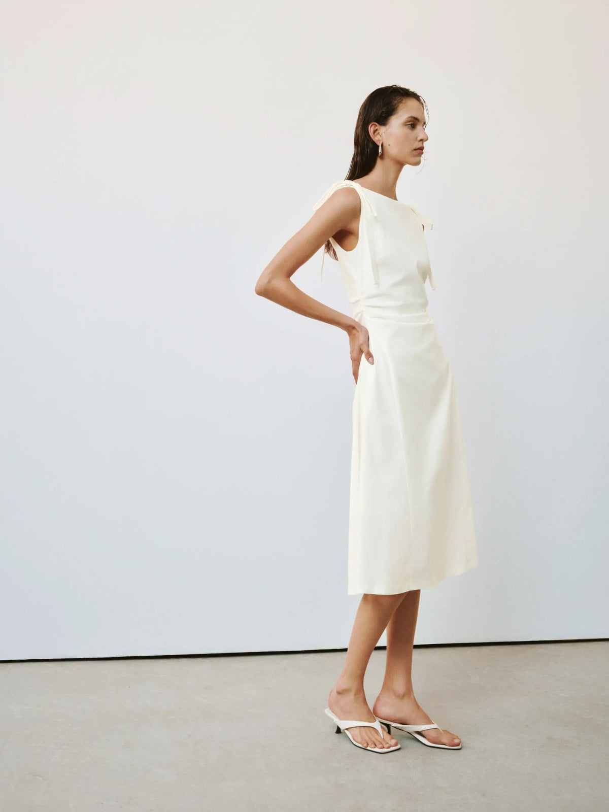 Viscose-blend sleeveless A-line midi dress with a nipped waist in white, Urban Revivo Fashion