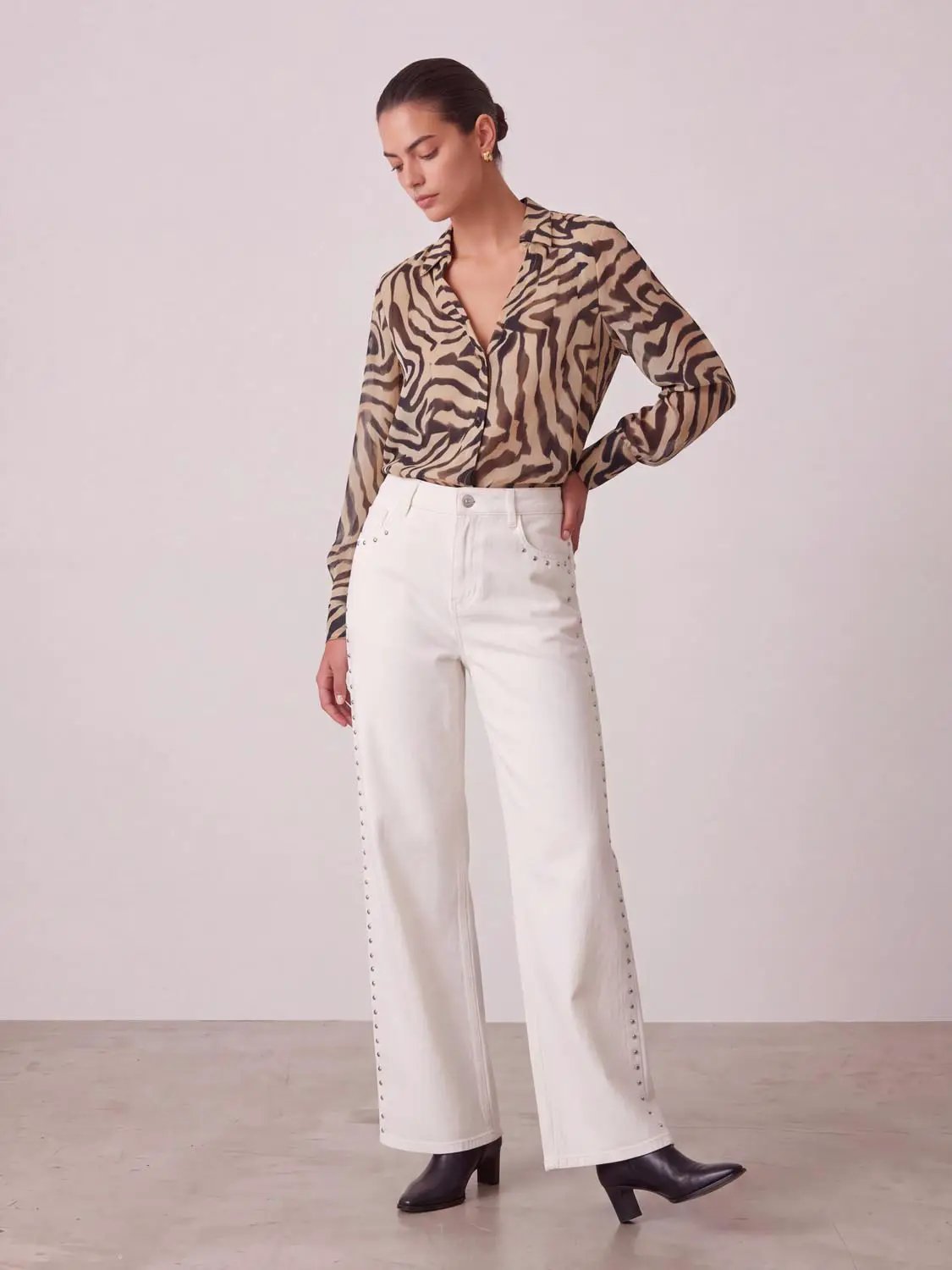 High waist wide-leg studded side seams cotton jeans in white by Urban Revivo Fashion