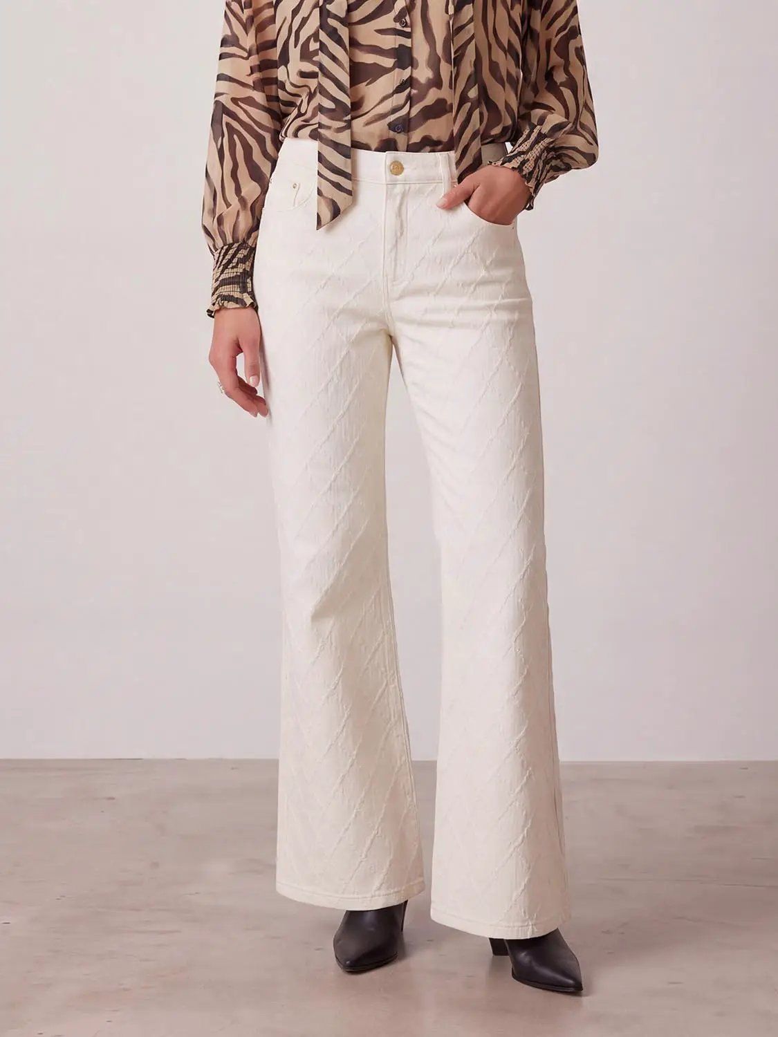 Mid Rise Textured Medium-Stretch Flare Leg Cotton Jeans, white by Urban Revivo Fashion
