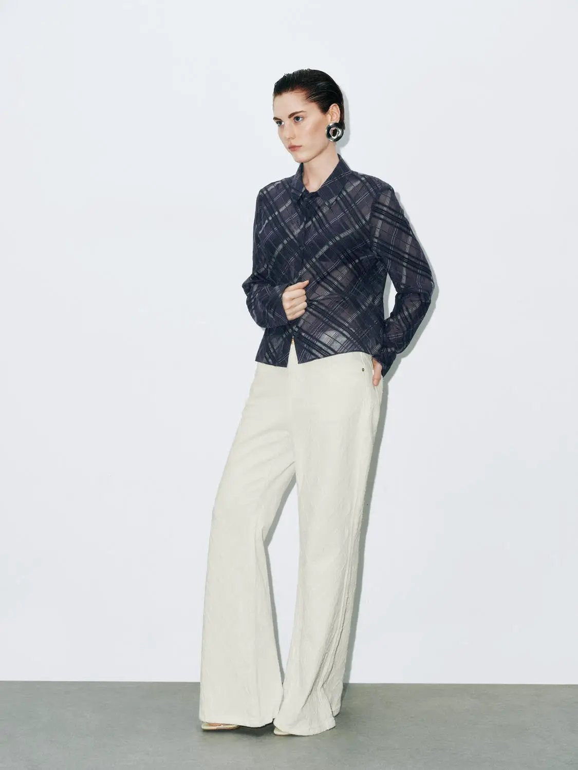 Mid Rise Textured Medium-Stretch Flare Leg Cotton Jeans, cream, Urban Revivo Fashion