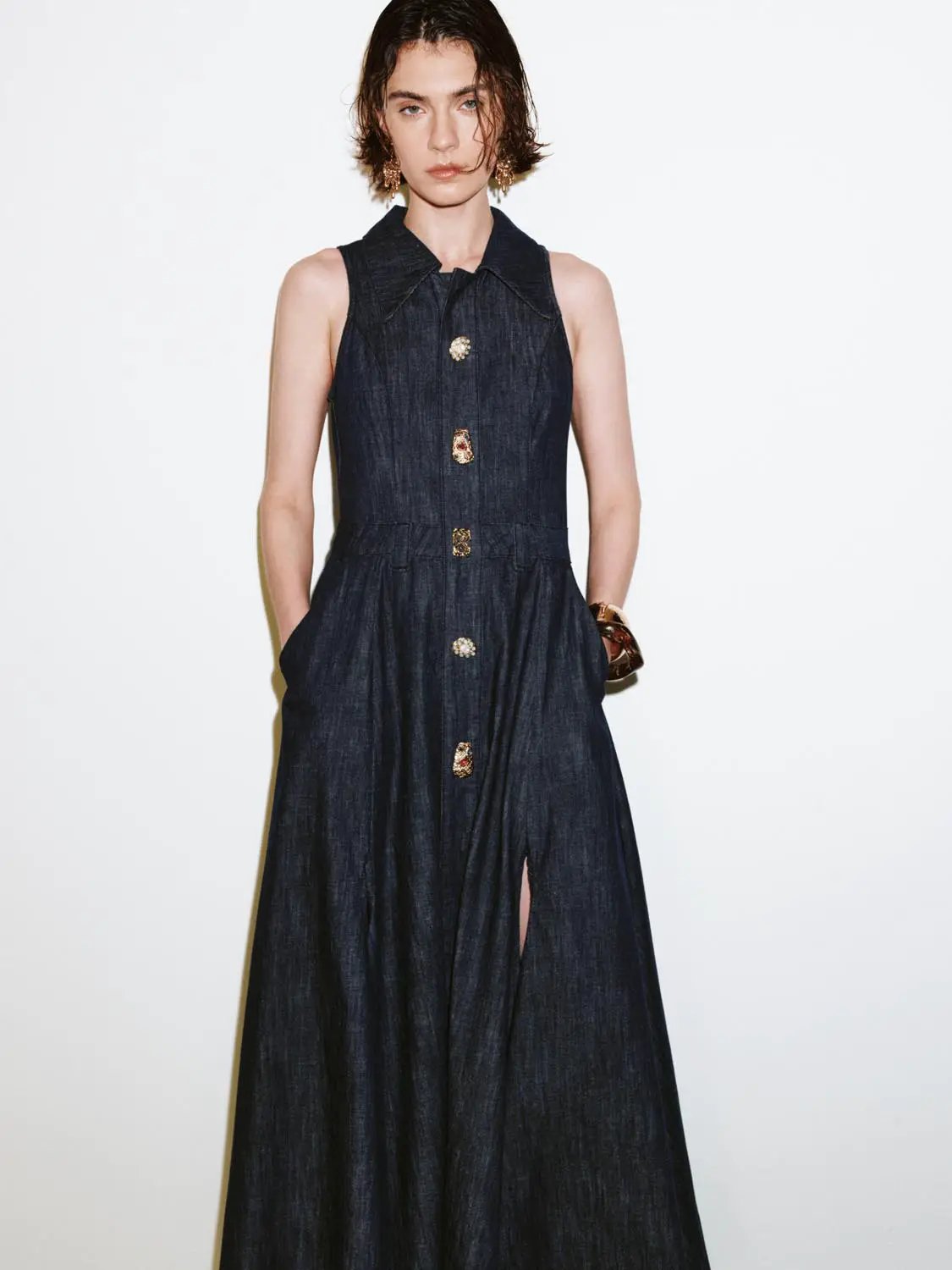 Ärmelloses Jeans-Maxikleid mit Falten und Knopfdetails