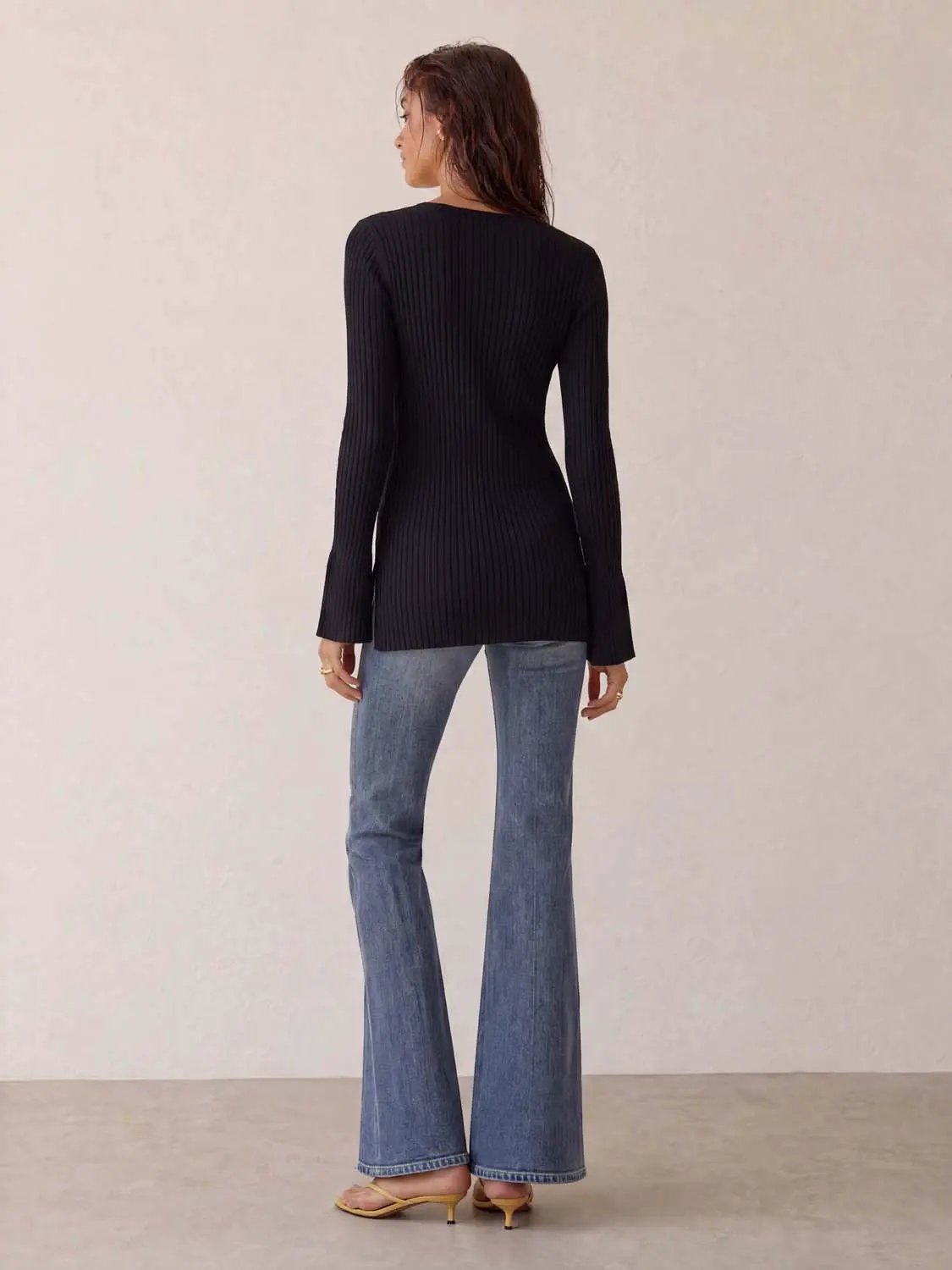 Skinny knitted cardigan in black ribbed knit, long sleeves, hip length.