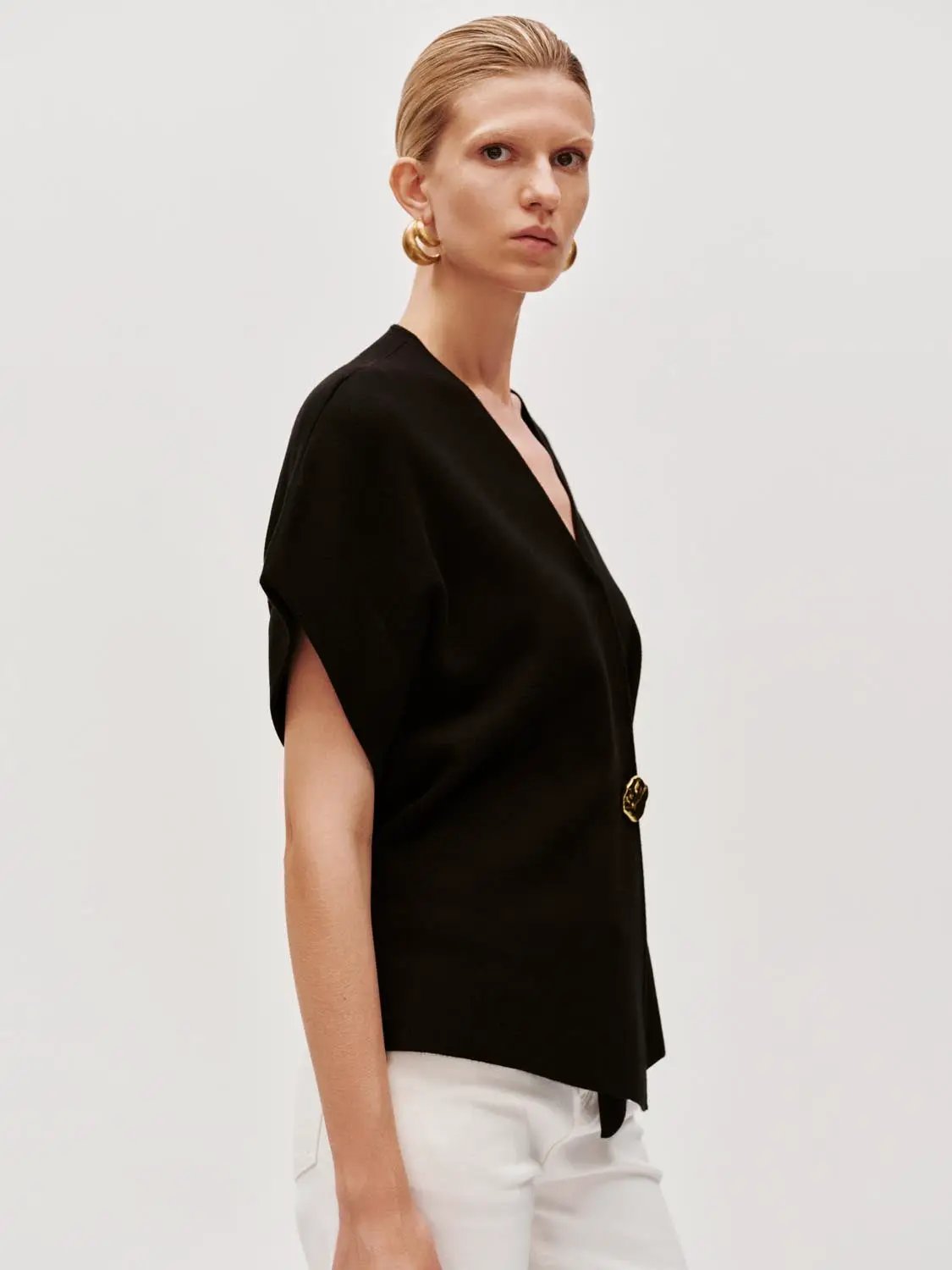 Wrap V-neck batwing short-sleeve knitted cardigan in black with a gold button, Urban Revivo Fashion