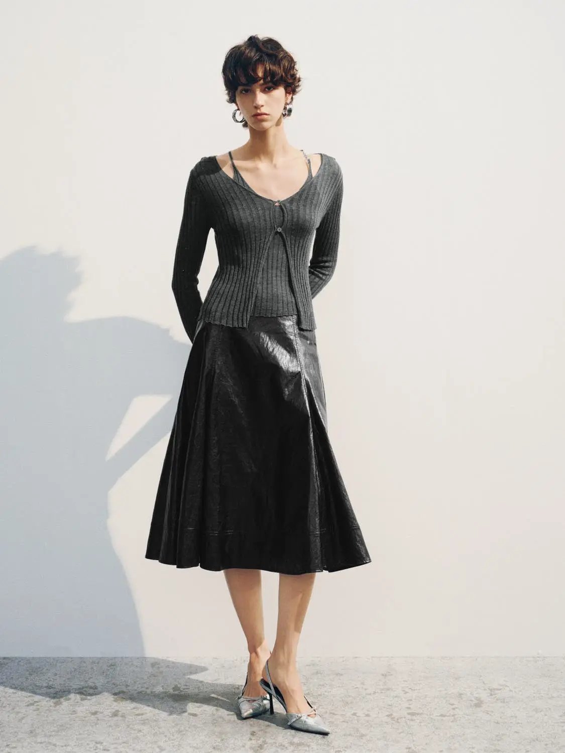 Fitted ribbed grey V-neck cardigan with button front and long sleeves, Urban Revivo Fashion.