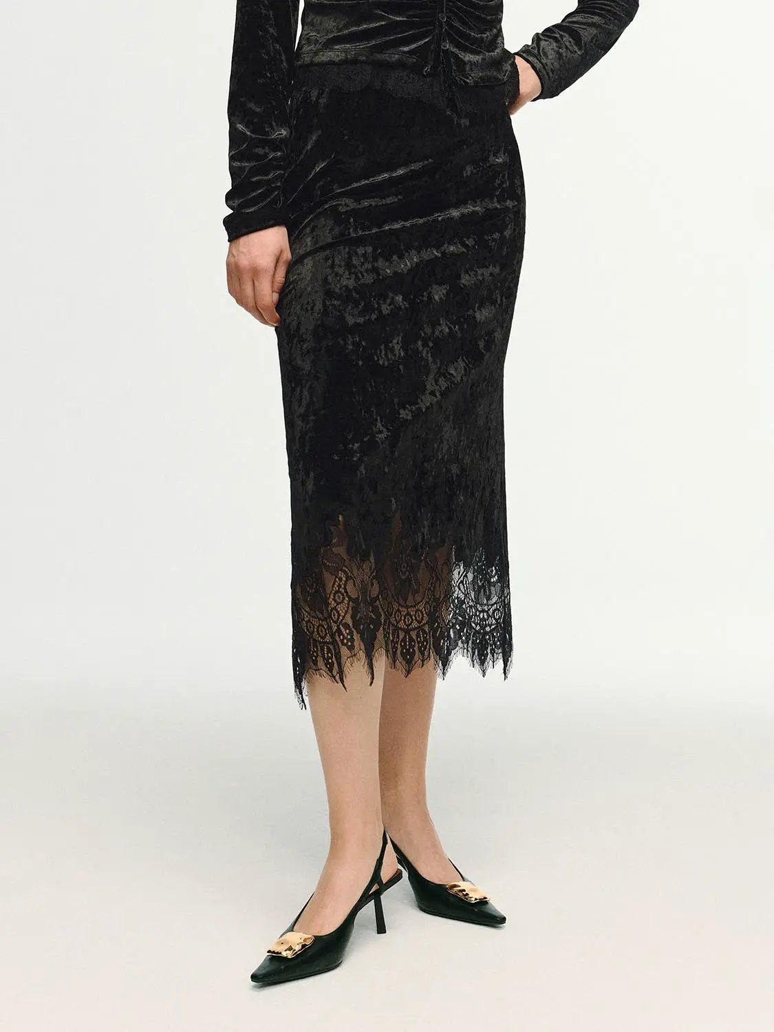 Scalloped lace hem crushed-textured H-line skirt in black, Urban Revivo.