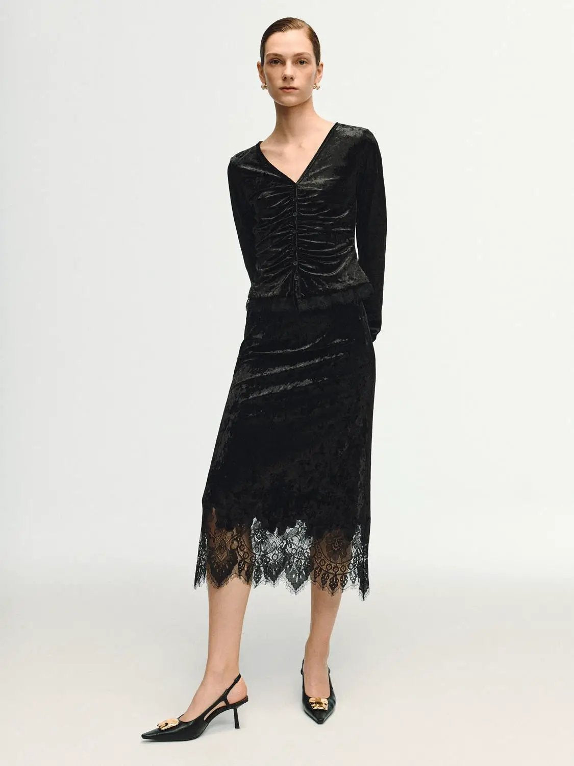 Scalloped Lace Hem Crushed Textured H-line Skirt in black; Urban Revivo Fashion