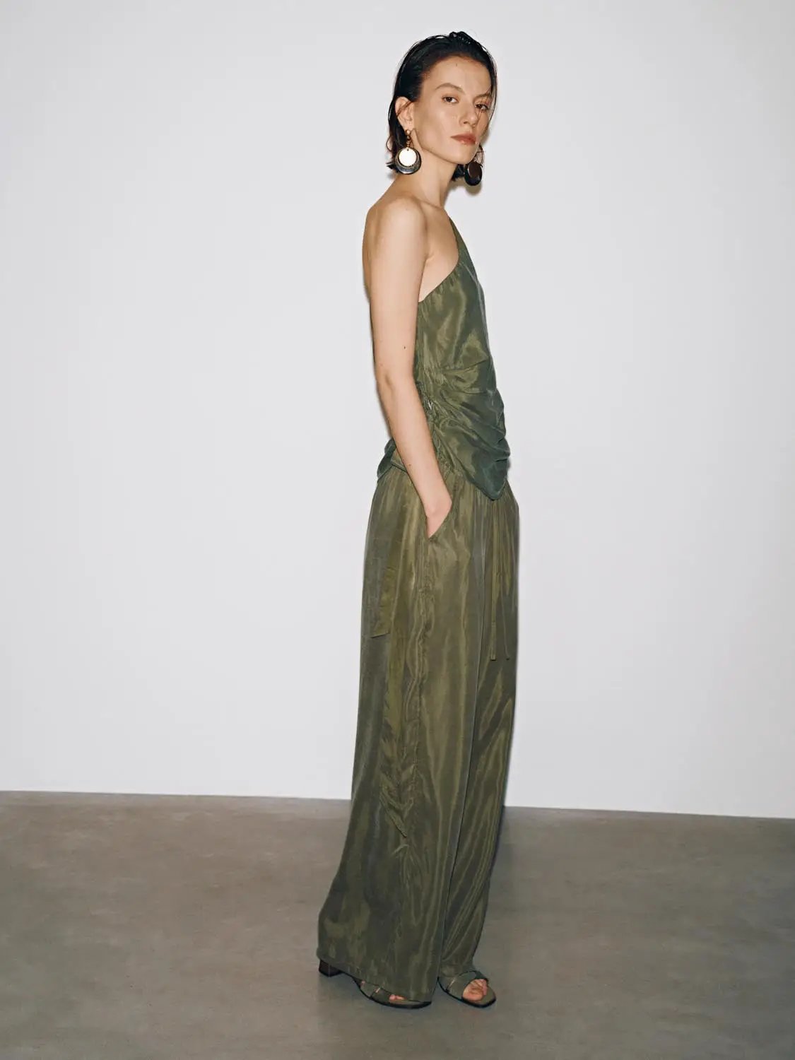 Drawstring pull-on wide-leg pants in olive green from Urban Revivo Fashion