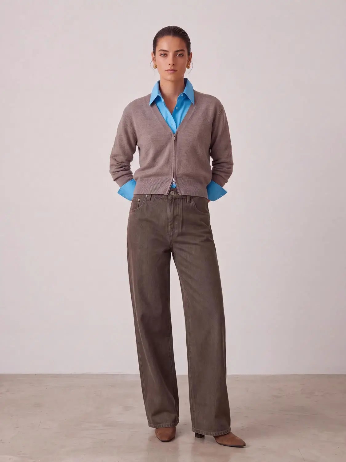 Womens loose high-waist denim wide-leg pants in brown with contrast stitching and pockets