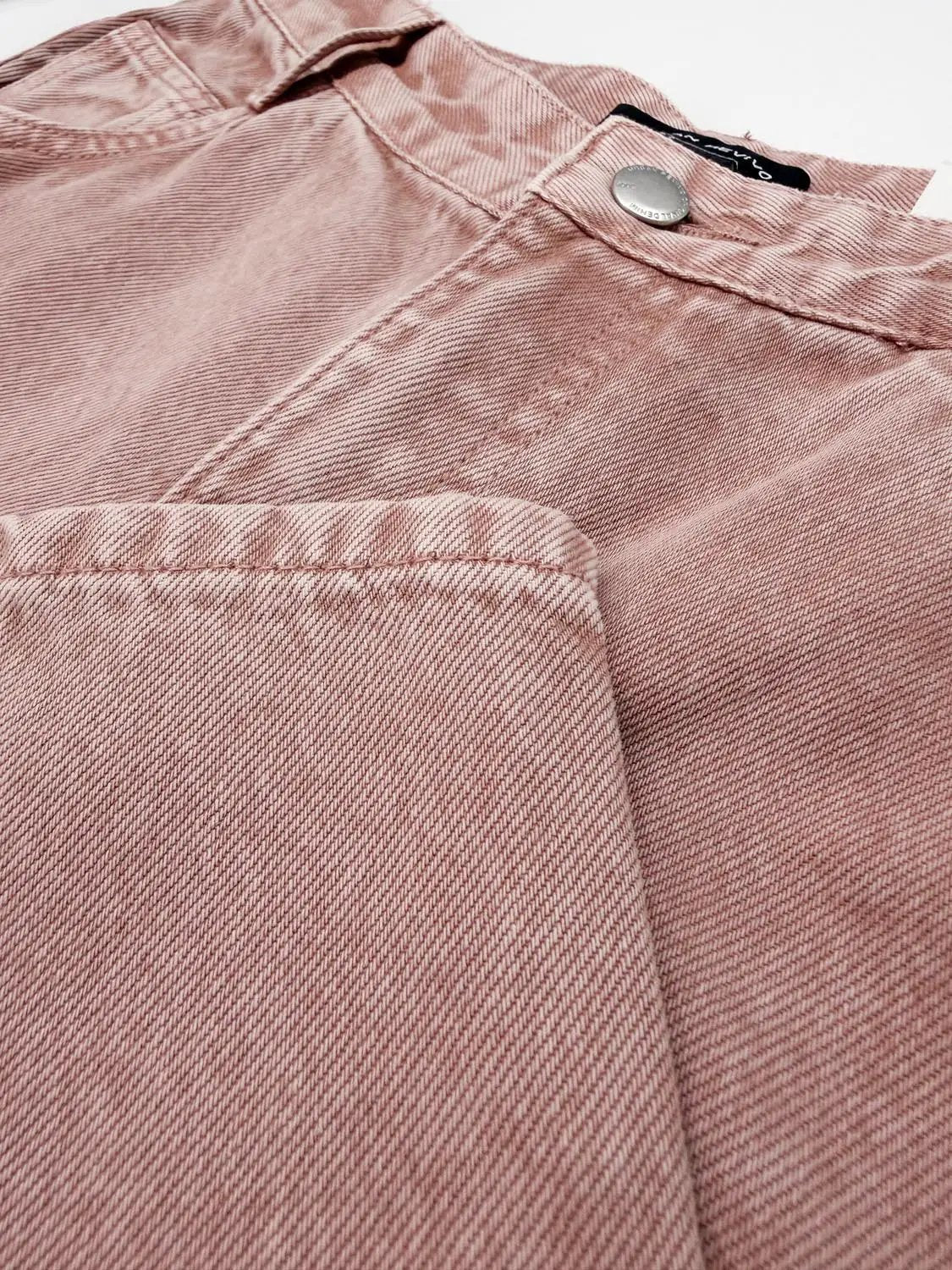Casual jeans in pink denim; close-up of pocket seam and metal button, Urban Revivo Fashion.