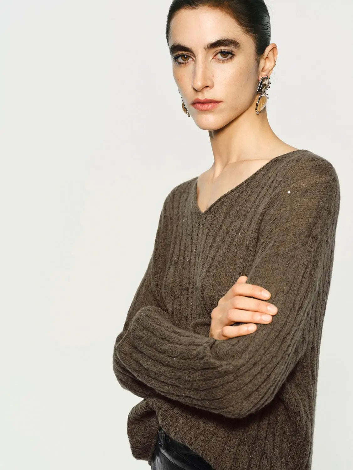 Textured long-sleeve V-neck knit T-shirt in brown.