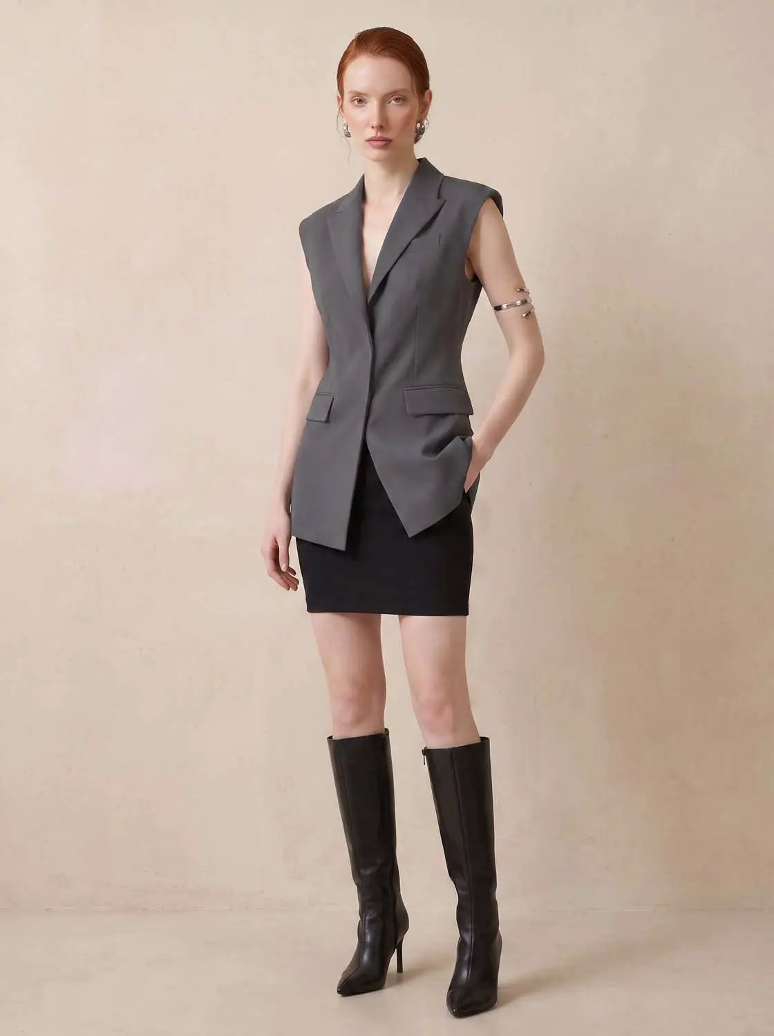Urban Revivo Fashion sleeveless lapel-collar vest in gray, button-front with flap pockets