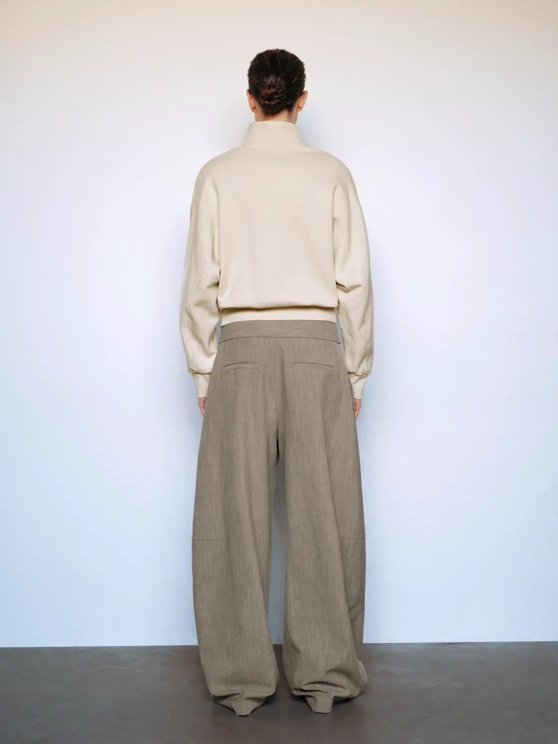 Urban Revivo Fashion cream sweatshirt, long sleeves with ribbed cuffs and hem.