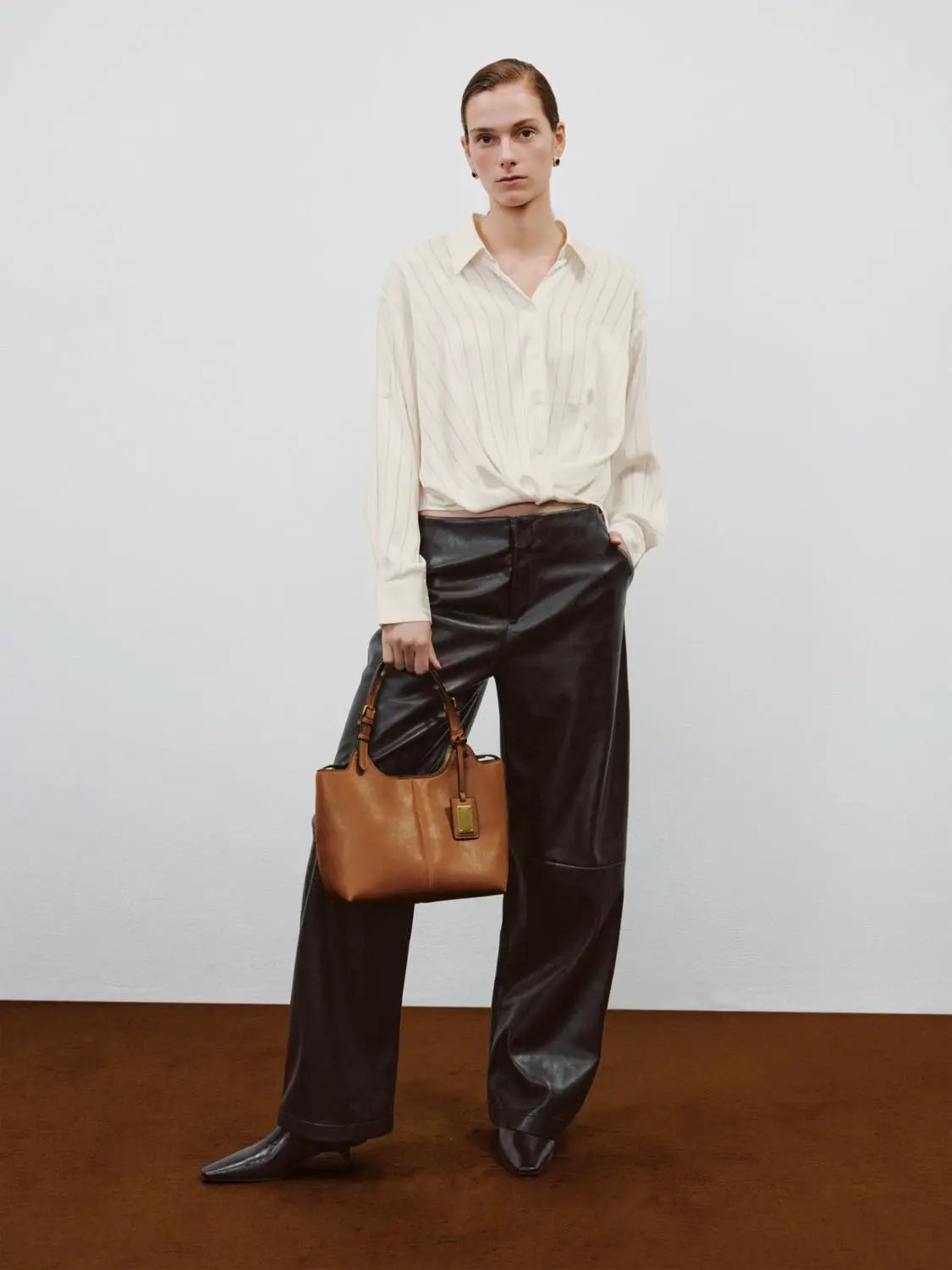 Women's mid-rise curved-leg faux leather pants in black