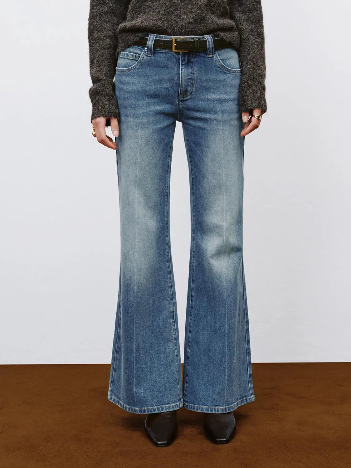 Jeans in light-wash denim with a flared leg and belt at the waist.
