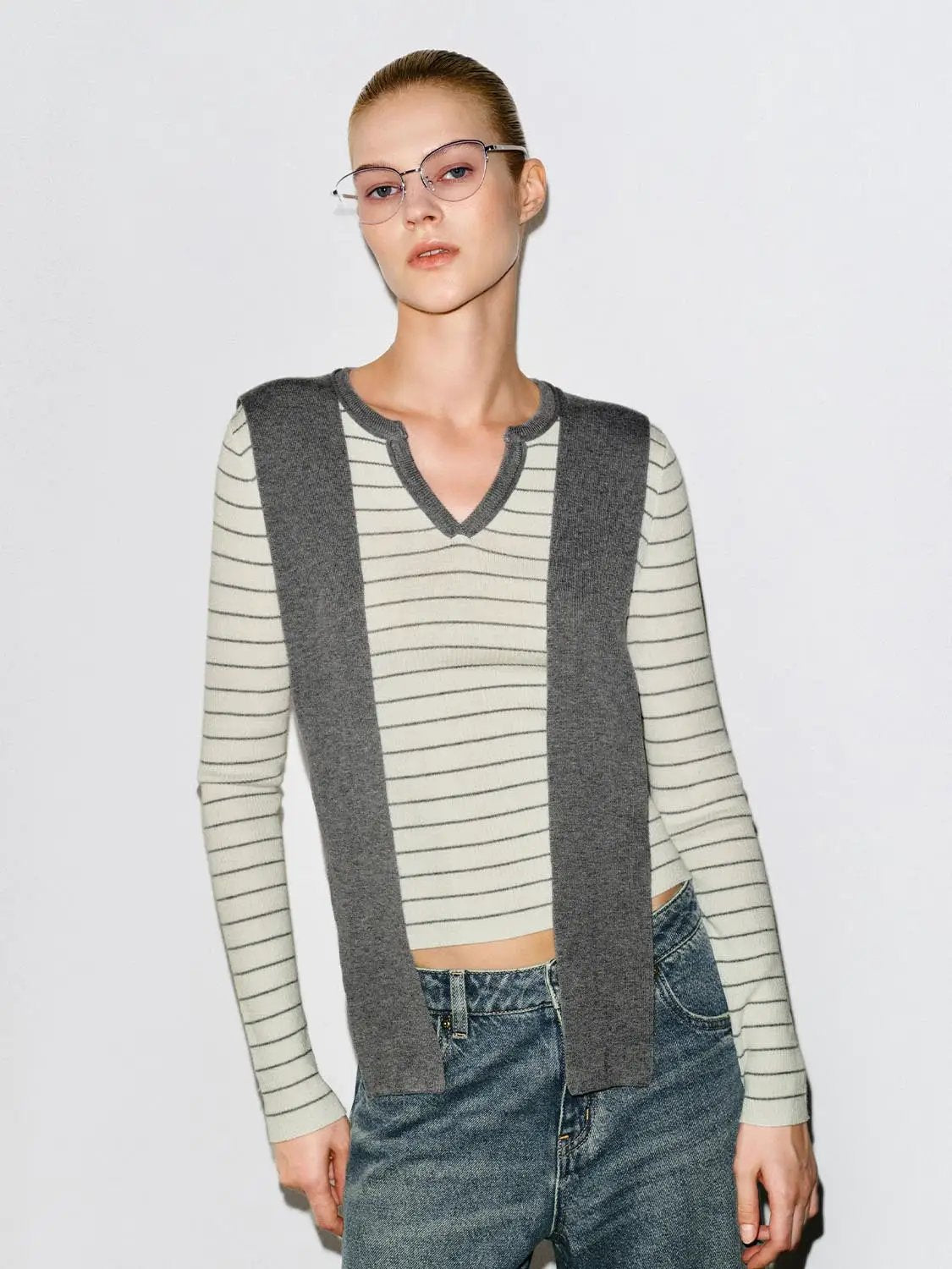 Striped Shawl Fitted V-neck Long Sleeve Knit T-shirt with cream base and gray panels
