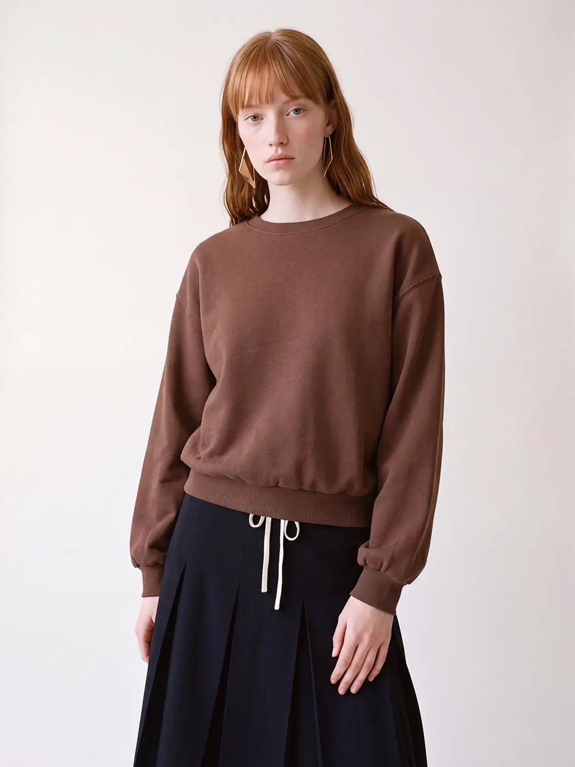 Brown oversized sweatshirt with crew neck and ribbed cuffs and hem.