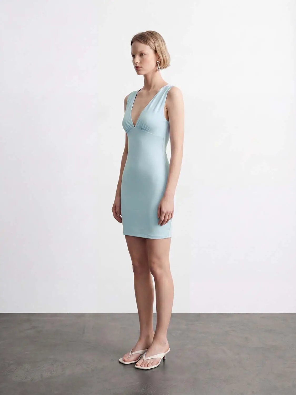 Urban Revivo Fashion skinny-fit dress in light blue, sleeveless V-neck mini dress