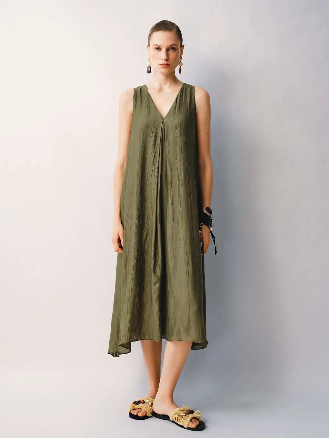 Slight Stretch A-Line Silhouette With Thin Fabric Dress Urban Revivo Fashion olive green sleeveless midi dress