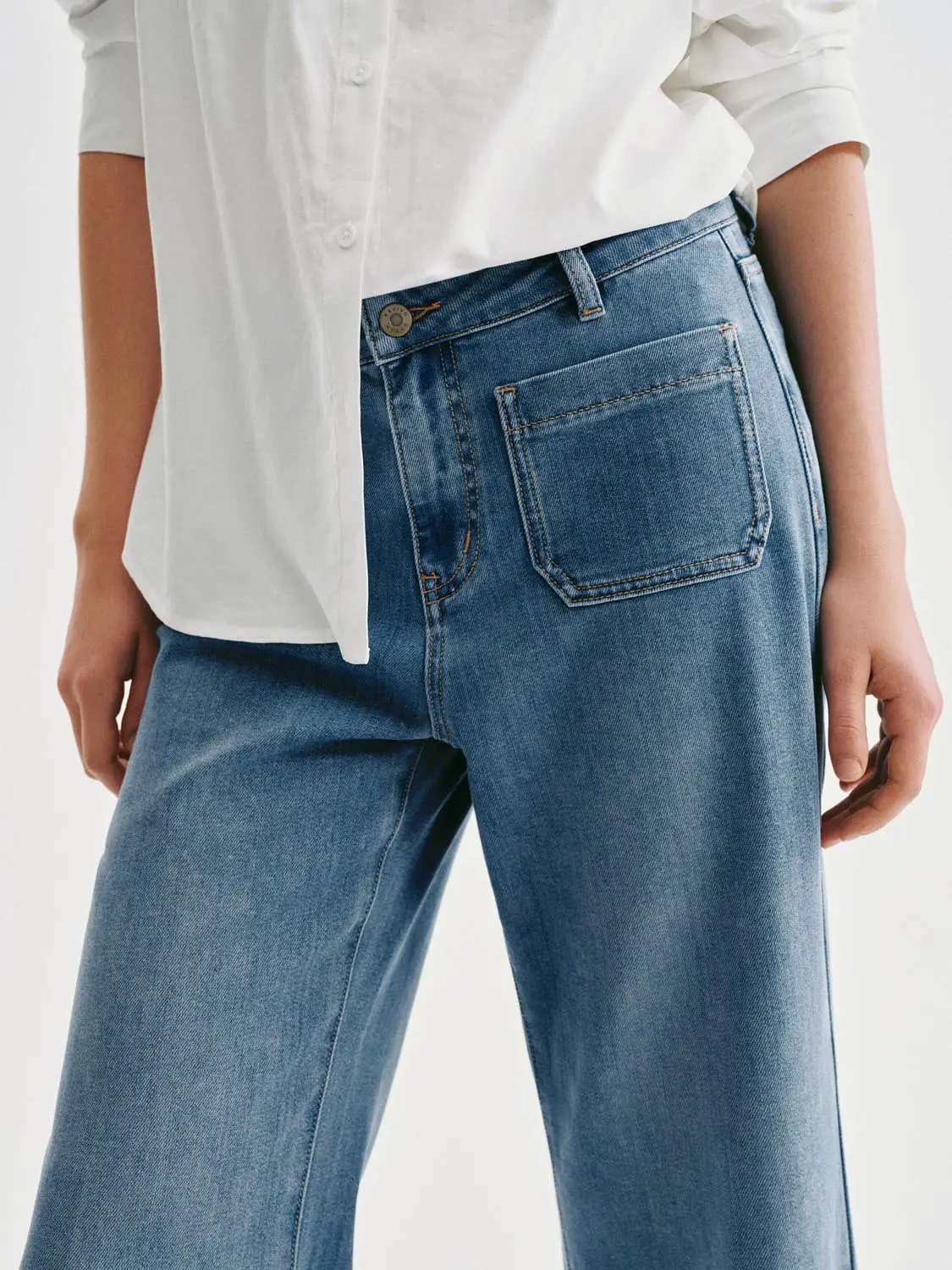 Vintage style patch-pocket wide-leg jeans in light blue denim