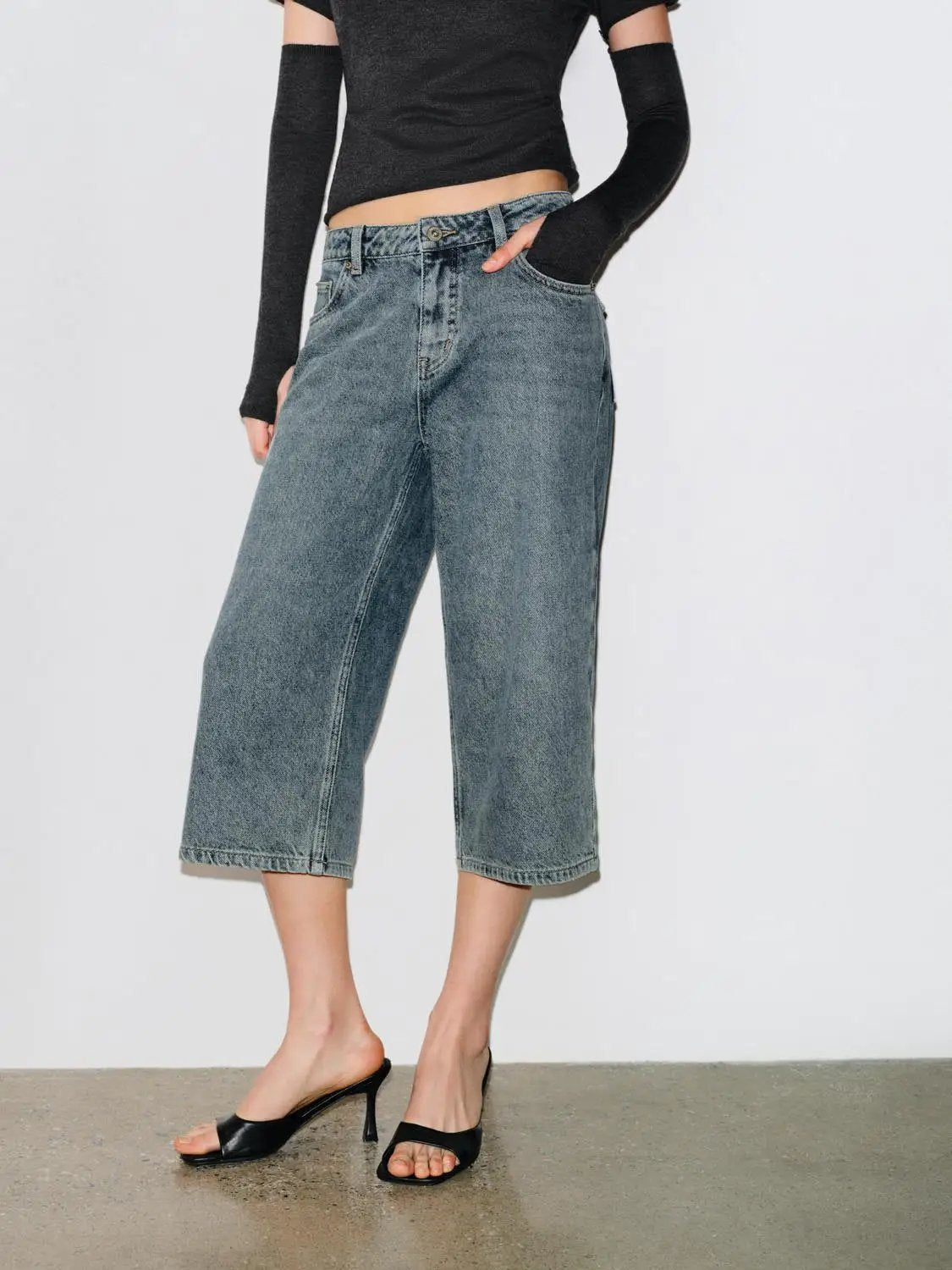 Relaxed High-rise Wide-leg Capri Cotton Jeans, light-wash denim, Urban Revivo Fashion