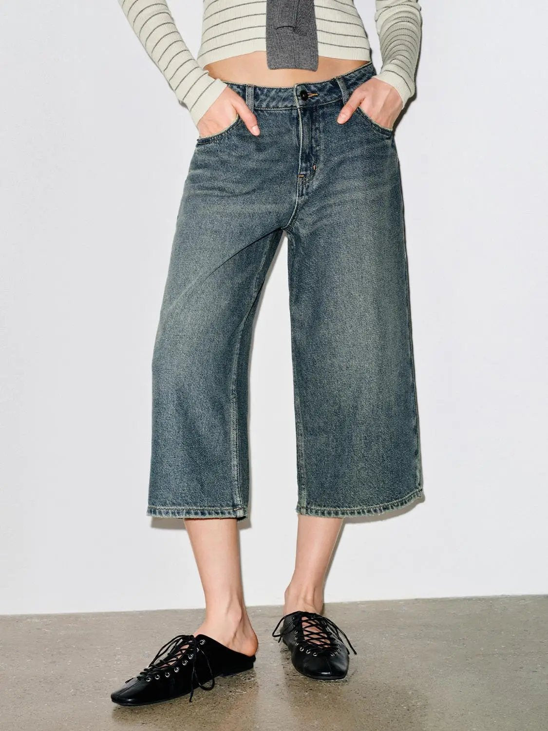 Relaxed mid-rise wide-leg Capri cotton jeans in blue denim