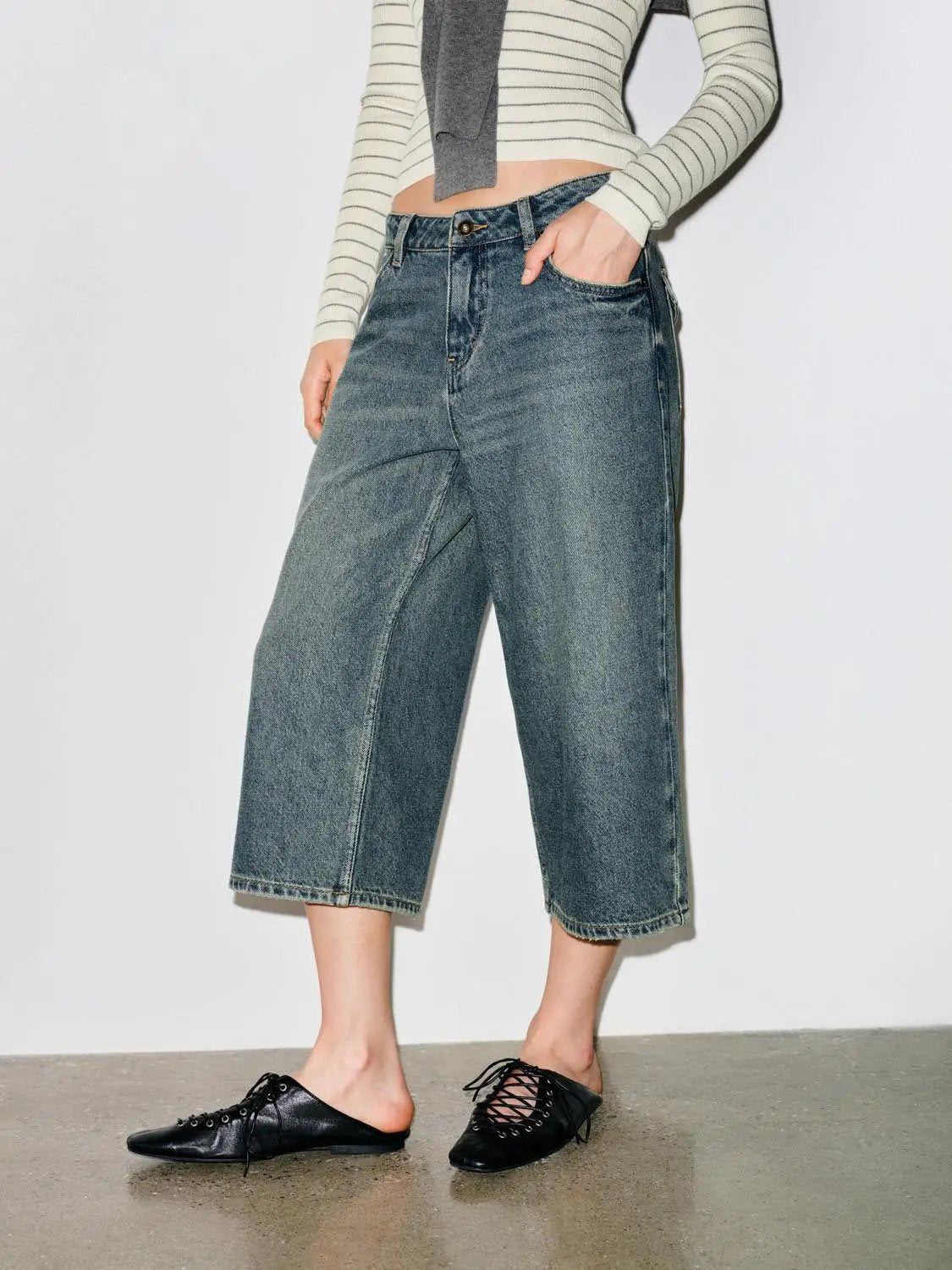 Relaxed mid-rise wide-leg Capri cotton jeans, blue denim, Urban Revivo Fashion